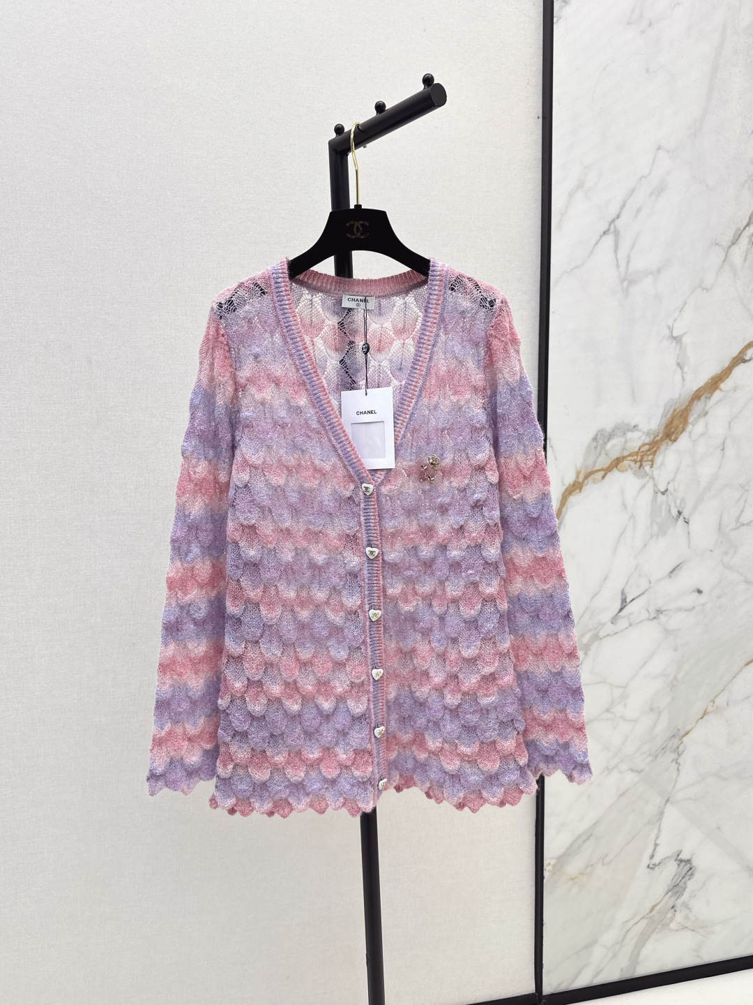 NO:476823,Exclusive model ~ C home 25Ss———The latest style of early autumn striped knitted cardigan + round neck long-sleeved sweater classic striped elements matches more academic style. Customized fabrics and imported machine jacquards are noble and elegant. Whether you wear them alone or in-house. One-color spot sml is available, chanel, sweaters, alexander wang19860909独家款～ C家 25Ss———早秋最新款拼条纹针织开衫+圆领长袖毛衣经典条纹元素的搭配更有学院风格 定制面料与进口机器提花所呈现出来的高奢感 高贵优雅 无论单穿或者内搭都可以哦 一色现货发售sml 开,,chanel,sweaters,alexander wang,Women's clothing