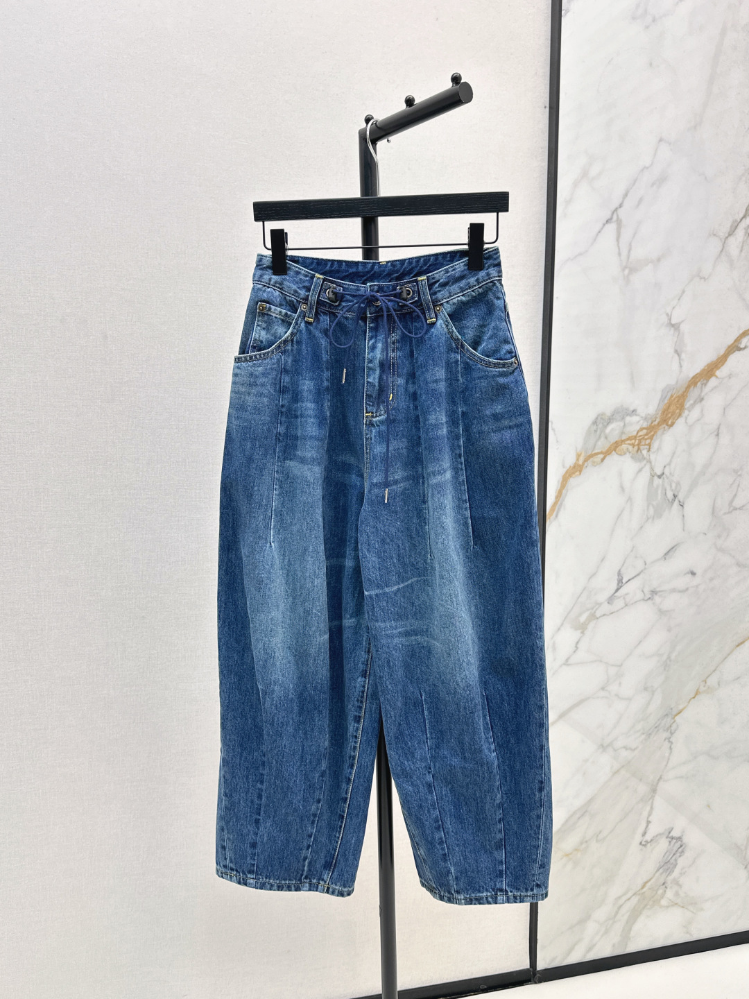 NO:476814,Fashionable niche design 25Ss—————The latest versatile minimalist style straight jeans in early autumn. They are simply a long-legged artifact for walking. Straight-shaped style, not picky and versatile. Wear a jacket and T-shirt at will. The key is that it will not be outdated for how long it takes to wear. It is worth collecting and looking at. The details are also in place. Smlxlxxl, jeans, jackets & coats,tees, t-shirt, alexander wang19860909时髦小众设计 25Ss————早秋最新款百搭极简风直筒牛仔裤 简直就是行走的显长腿神器 直筒的版型 不挑人又百搭 外套T恤随意搭 重点是穿多久都不会过时 值得收藏特别耐看 细节也很到位 一色现货发售smlxlxxl,,jeans,jackets & coats,tees，t-shirt,alexander wang,Women's clothing