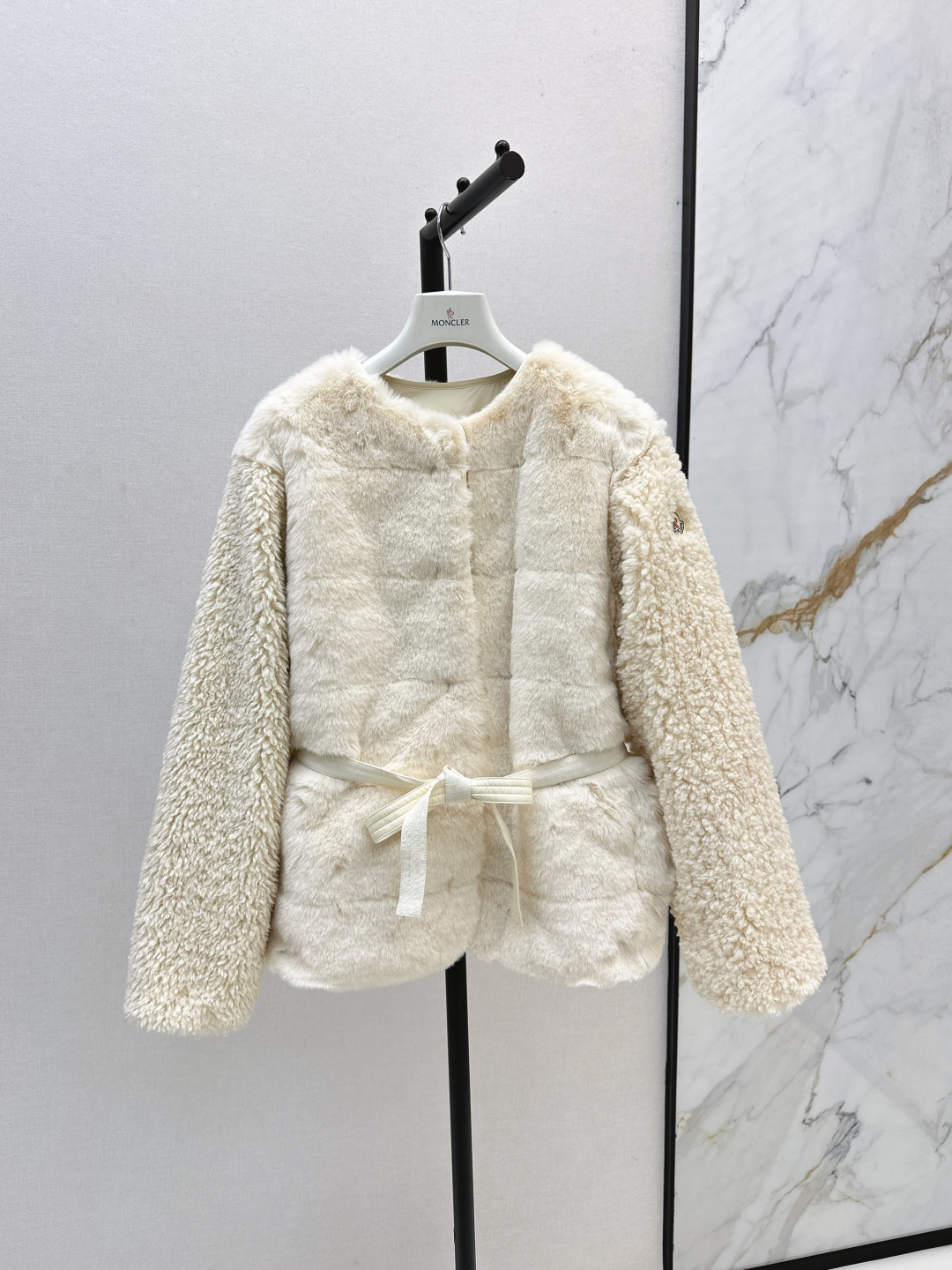 NO:476805,With dust bag Mc 25Ss————The latest environmentally friendly fur Teddy down jacket with milky plush feel. Super love~ Temperament H-style belt design is lazy and relaxing to show the waistline. Age-reducing girl-style outfit. Imported machine pressing craft three-dimensional tailoring. National standard down filling light and warm fabric. Classic style interpretation of autumn and winter stacking and warm artifact. Two colors are available in stock. 1/2/3., Jackets & coats, down jacket, alexander wang19860909配防尘袋Mc 25Ss————秋冬最新款环保皮草泰迪羽绒服外套奶呼呼的毛绒触感 超爱～ 气质H版型系腰带设计慵懒松弛即显腰线 减龄少女风穿搭 进口机压线工艺立体剪裁 国标羽绒填充轻盈保暖面料 经典版型演绎秋冬叠搭造型保暖神器 两色现货发售1/2/3,,jackets & coats,down jacket,alexander wang,Women's clothing