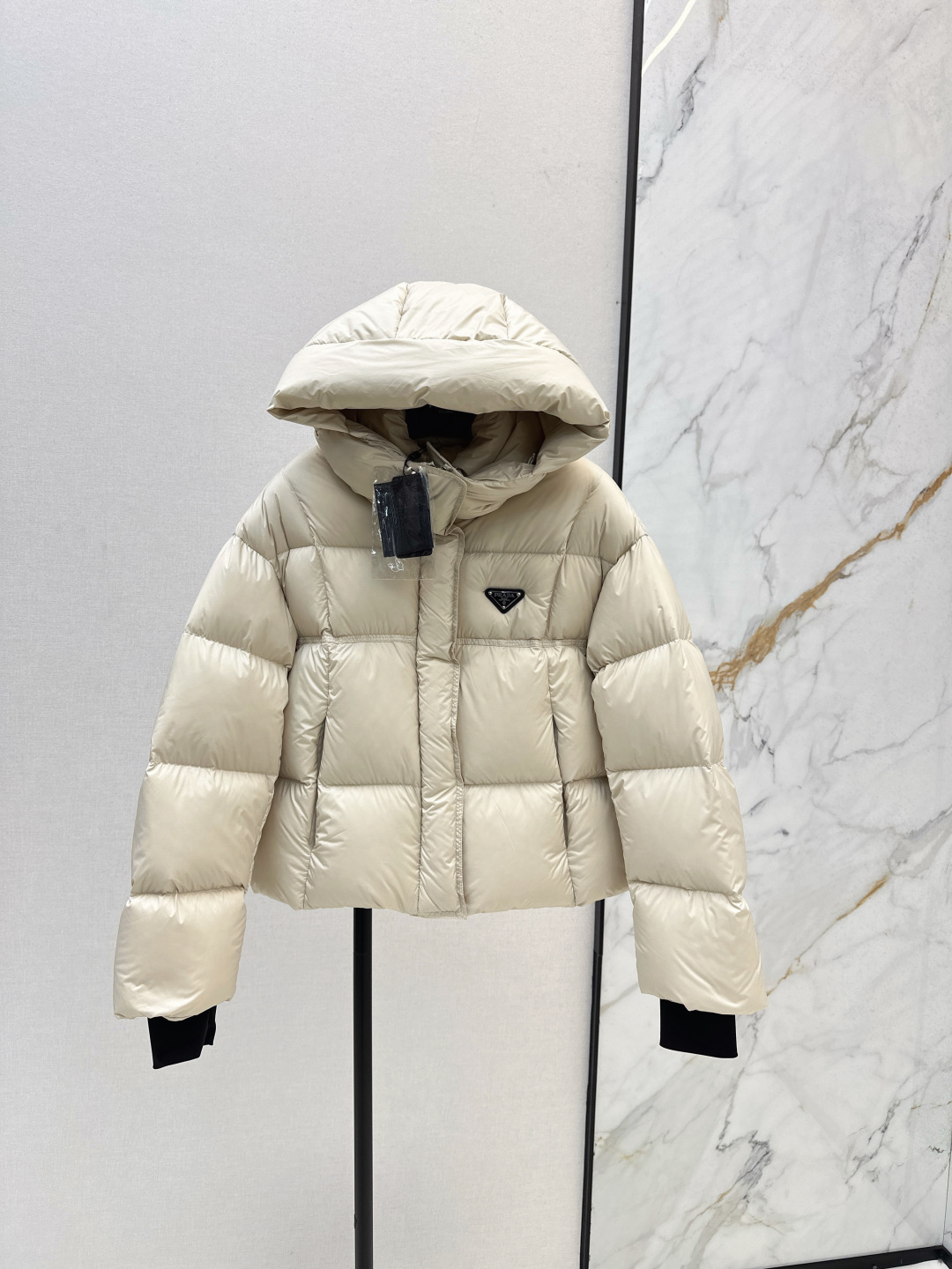 NO:476796,With dust bag PD 25Ss———The latest short hooded bread down jacket in autumn and winter, three-dimensional tailoring H-style classic and fashionable and handsome original logo letter logo triangular standard decoration national standard 90 white goose down filling imported recycled nylon fabric excellent texture imported machine sewn three-dimensional press line technology Original hardware accessories Original mark original standard complete three-color spot sale 38/40/42/44,,jackets & coats,down jacket,hats,alexander wang19860909配防尘袋PD 25Ss————秋冬最新款短款连帽面包羽绒服外套 立体剪裁H版型 经典时髦又帅气 原版徽标字母logo三角标装饰 国标90白鹅绒填充 进口再生尼龙面料 质感超赞 进口机缝制立体压线线条工艺 原版五金配件 原唛原标配套齐全 三色现货发售38/40/42/44,,jackets & coats,down jacket,hats,alexander wang,Women's clothing