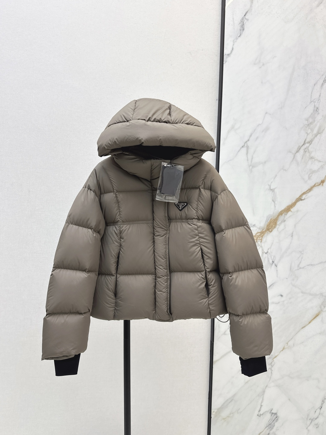 NO:476788,With dust bag PD 25Ss———The latest short hooded bread down jacket in autumn and winter, three-dimensional tailoring H-style classic and fashionable and handsome original logo letter logo triangular standard decoration national standard 90 white goose down filling imported recycled nylon fabric excellent texture imported machine sewn three-dimensional press line technology Original hardware accessories Original mark original standard complete three-color spot sale 38/40/42/44,,jackets & coats,down jacket,hats,alexander wang19860909配防尘袋PD 25Ss————秋冬最新款短款连帽面包羽绒服外套 立体剪裁H版型 经典时髦又帅气 原版徽标字母logo三角标装饰 国标90白鹅绒填充 进口再生尼龙面料 质感超赞 进口机缝制立体压线线条工艺 原版五金配件 原唛原标配套齐全 三色现货发售38/40/42/44,,jackets & coats,down jacket,hats,alexander wang,Women's clothing