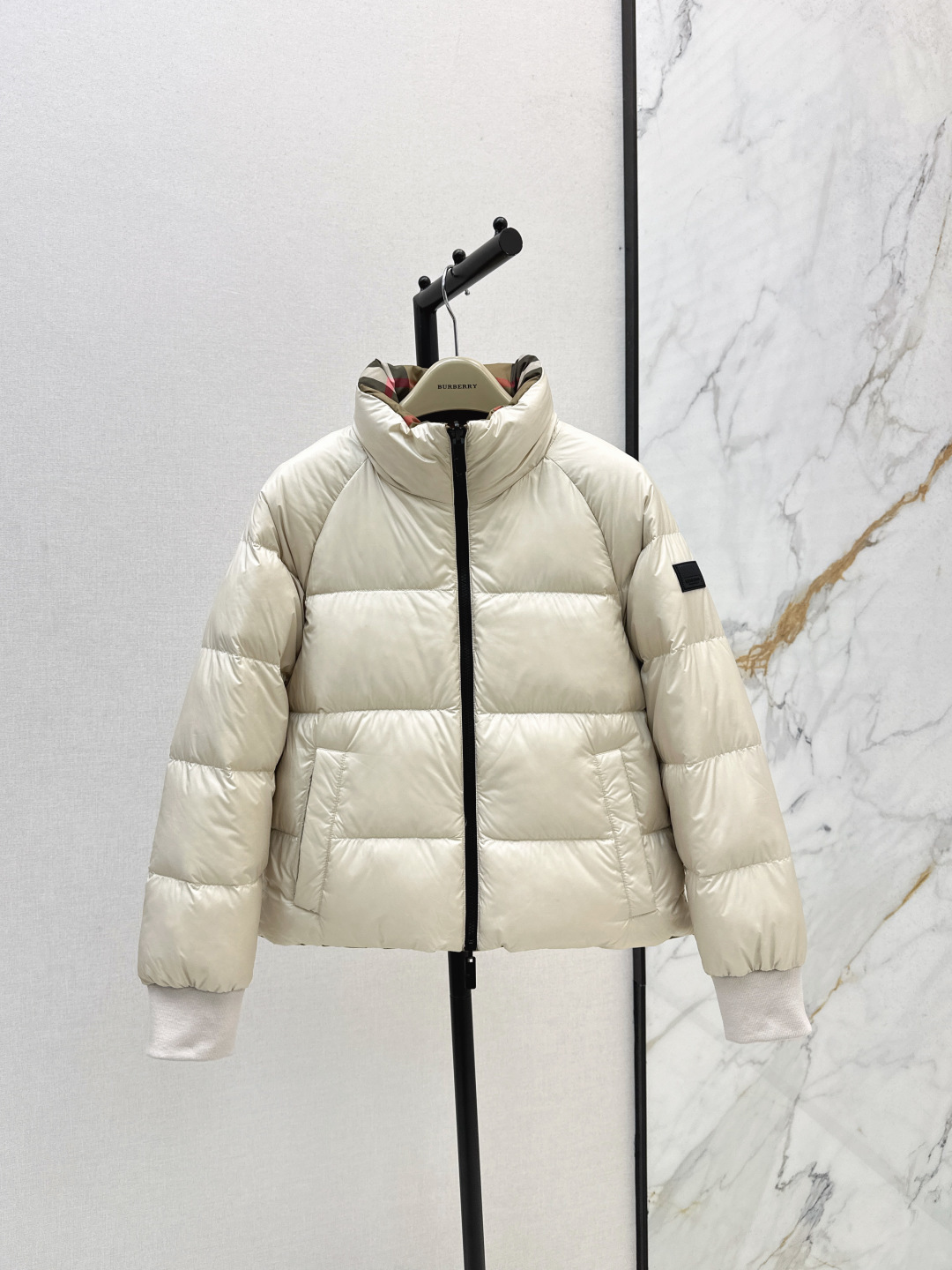 NO:476779,With dust bags, double-sided wearable Bur 25Ss———The latest Vintage plaid double-sided stand-collar short down jacket in autumn and winter. Wear more than one clothing. The plaid control must be high-end fashionable items. The three-dimensional tailoring lapel zipper is versatile and not picky. Warm and refuse to be bloated. National standard 90 white goose down filling. The imported fabric has a great texture. The imported machine sewn smooth line craftsmanship. Original hardware accessories. Original mark and original mark. Three-color spot sale. Smlxl, burberry, down jacket, alexander wang.19860909配防尘袋双面可穿 Bur 25Ss———秋冬最新款Vintage格纹双面立领短款羽绒服 一衣多穿 格子控必入高级时髦单品 立体剪裁翻领拉链版型百搭不挑人 保暖拒绝臃肿 国标90白鹅绒填充 进口面料质感超赞 进口机缝制流畅线条工艺 原版五金配件 原唛原标 三色现货发售smlxl,,burberry,down jacket,alexander wang,Women's clothing