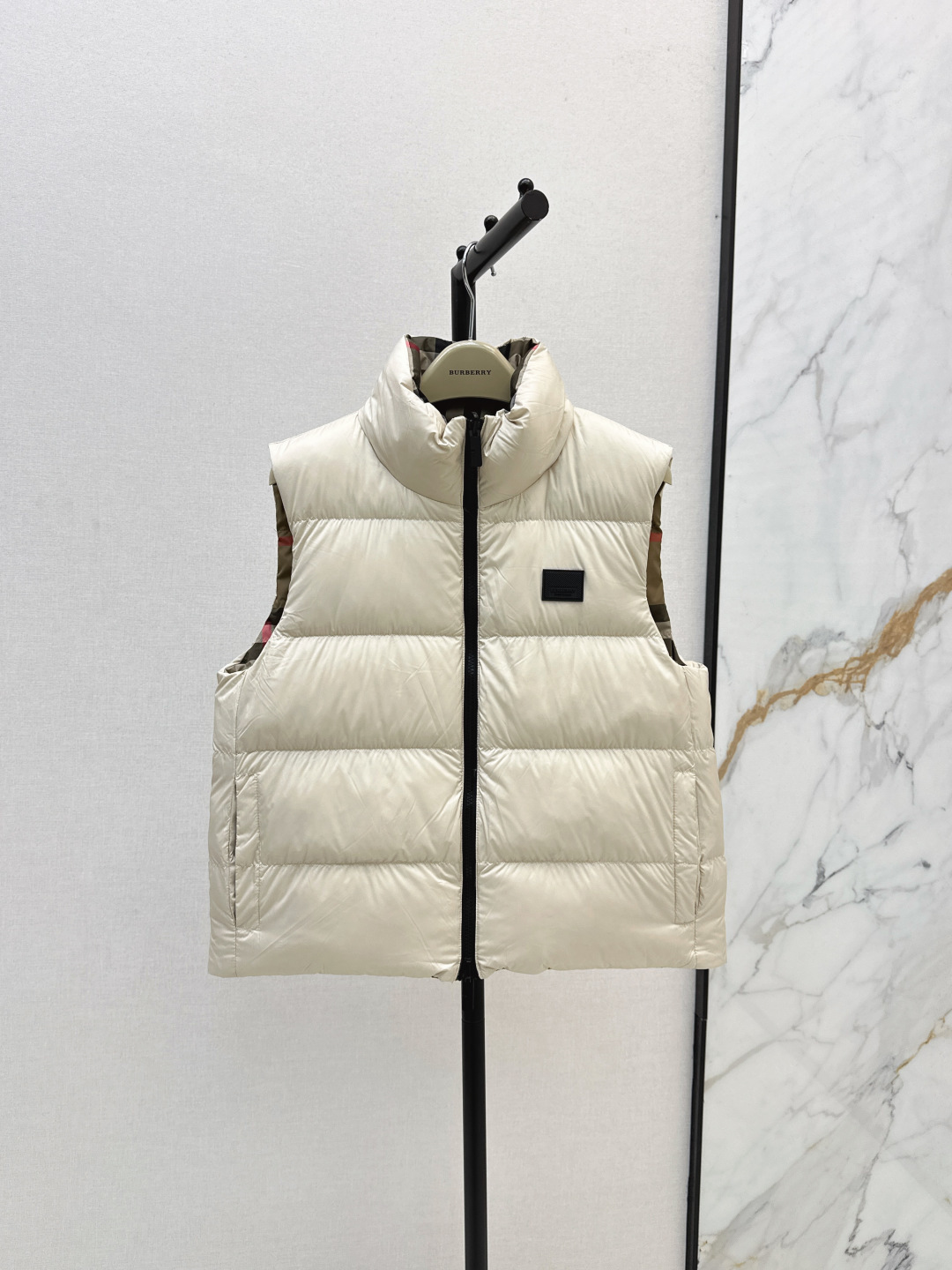 NO:476771,With dust bags, double-sided wearable Bur 25Ss———The latest Vintage plaid double-sided down jacket and vest in autumn and winter. Wear multiple clothes. The plaid control must be high-end fashionable items. The three-dimensional tailoring lapel zipper is versatile and not picky. Warm and refuse to be bloated. National standard 90 white goose down filling. The imported fabric has a great texture. The imported machine sewn smooth line craftsmanship. Original hardware accessories. Original mark and original mark. Three-color spot sale. Smlxl, burberry, down jacket, alexander wang.19860909配防尘袋双面可穿 Bur 25Ss———秋冬最新款Vintage格纹双面立领羽绒服马甲 一衣多穿 格子控必入高级时髦单品 立体剪裁翻领拉链版型百搭不挑人 保暖拒绝臃肿 国标90白鹅绒填充 进口面料质感超赞 进口机缝制流畅线条工艺 原版五金配件 原唛原标 三色现货发售smlxl,,burberry,down jacket,alexander wang,Women's clothing