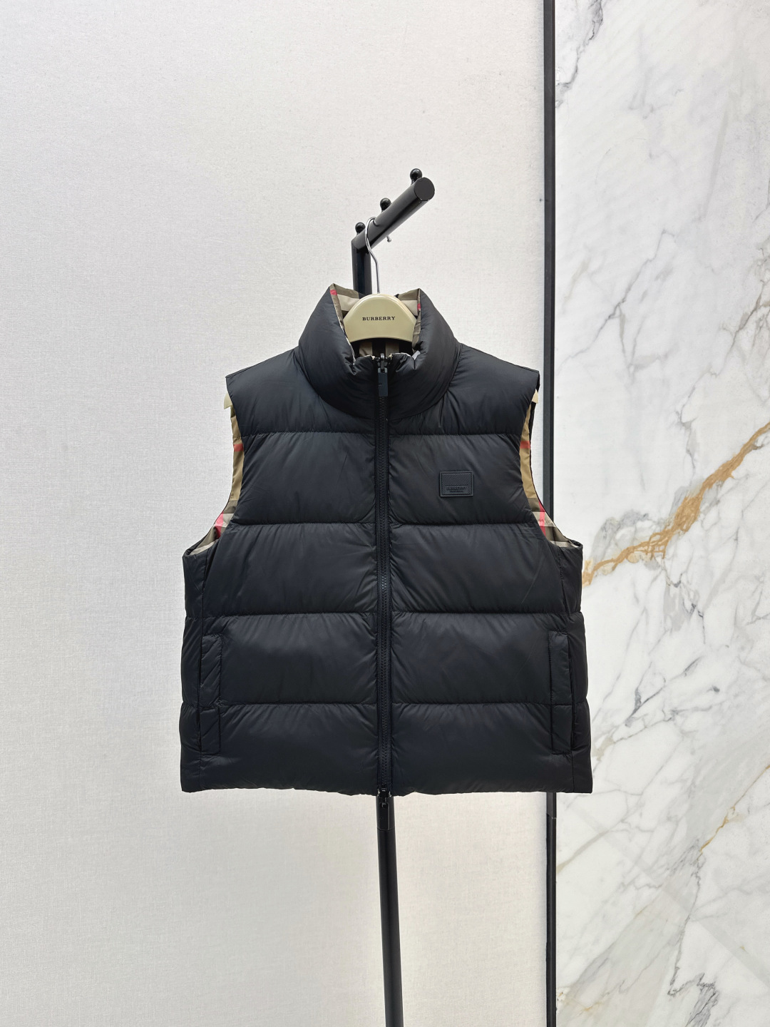 NO:476762,With dust bags, double-sided wearable Bur 25Ss———The latest Vintage plaid double-sided down jacket and vest in autumn and winter. Wear more than one clothing. The plaid control must be high-end fashionable items. The three-dimensional tailoring lapel zipper is versatile and not picky. Warm and refuse to be bloated. National standard 90 white goose down filling. The imported fabric is of excellent texture. The imported machine sewn smooth line craftsmanship. Original hardware accessories. Original mark and original mark. Three-color spot sale. smlxl 6,,burberry, down jacket,alexander wang.19860909配防尘袋双面可穿 Bur 25Ss———秋冬最新款Vintage格纹双面立领羽绒服马甲 一衣多穿 格子控必入高级时髦单品 立体剪裁翻领拉链版型百搭不挑人 保暖拒绝臃肿 国标90白鹅绒填充 进口面料质感超赞 进口机缝制流畅线条工艺 原版五金配件 原唛原标 三色现货发售smlxl 6,,burberry,down jacket,alexander wang,Women's clothing