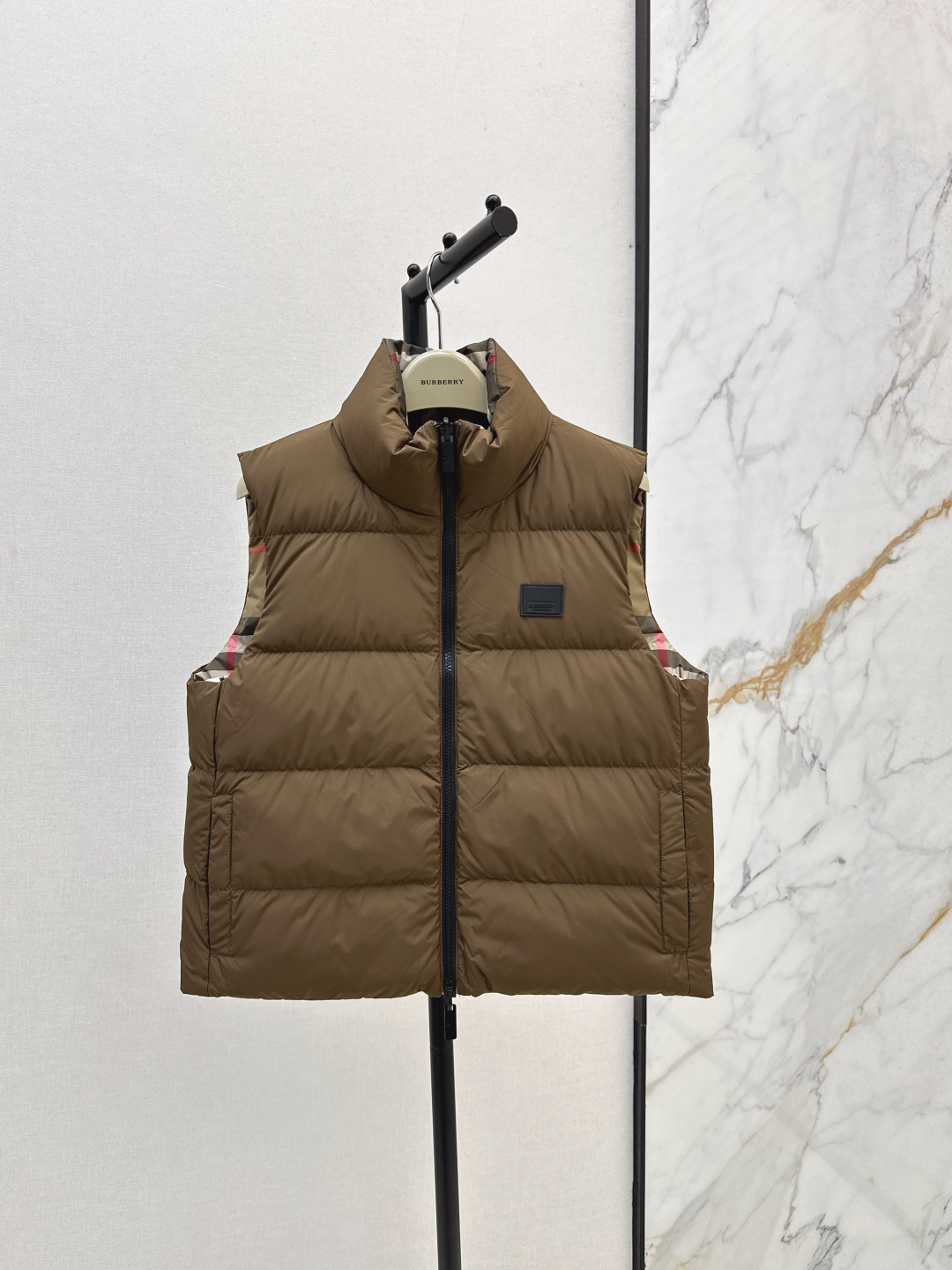 NO:476755,With dust bags, double-sided wearable Bur 25Ss———The latest Vintage plaid double-sided down jacket and vest in autumn and winter. Wear multiple clothes. The plaid control must be high-end fashionable items. The three-dimensional tailoring lapel zipper is versatile and not picky. Warm and refuse to be bloated. National standard 90 white goose down filling. The imported fabric has a great texture. The imported machine sewn smooth line craftsmanship. Original hardware accessories. Original mark and original mark. Three-color spot sale. Smlxl, burberry, down jacket, alexander wang.19860909配防尘袋双面可穿 Bur 25Ss———秋冬最新款Vintage格纹双面立领羽绒服马甲 一衣多穿 格子控必入高级时髦单品 立体剪裁翻领拉链版型百搭不挑人 保暖拒绝臃肿 国标90白鹅绒填充 进口面料质感超赞 进口机缝制流畅线条工艺 原版五金配件 原唛原标 三色现货发售smlxl,,burberry,down jacket,alexander wang,Women's clothing