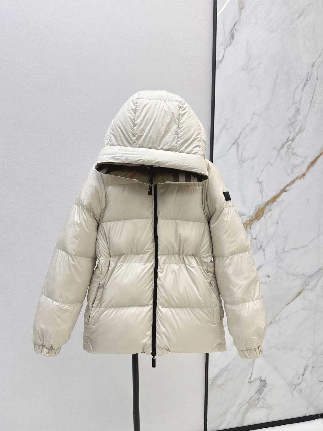 NO:476748,With dust bags, double-sided wearable Bur 25Ss———The latest Vintage plaid double-sided hooded down jacket in autumn and winter. Wear more than one clothing. The plaid control must be high-end fashionable items. The three-dimensional tailoring lapel zipper is versatile and not picky. Warm and refuse to be bloated. National standard 90 white goose down filling. The imported fabric has a great texture. The imported machine sewn smooth line craftsmanship. Original hardware accessories. Original mark and original mark. Three-color spot sale. Smlxl, burberry, down jacket, hats, alexander wang.19860909配防尘袋双面可穿 Bur 25Ss———秋冬最新款Vintage格纹双面连帽束腰羽绒服 一衣多穿 格子控必入高级时髦单品 立体剪裁翻领拉链版型百搭不挑人 保暖拒绝臃肿 国标90白鹅绒填充 进口面料质感超赞 进口机缝制流畅线条工艺 原版五金配件 原唛原标 三色现货发售smlxl,,burberry,down jacket,hats,alexander wang,Women's clothing