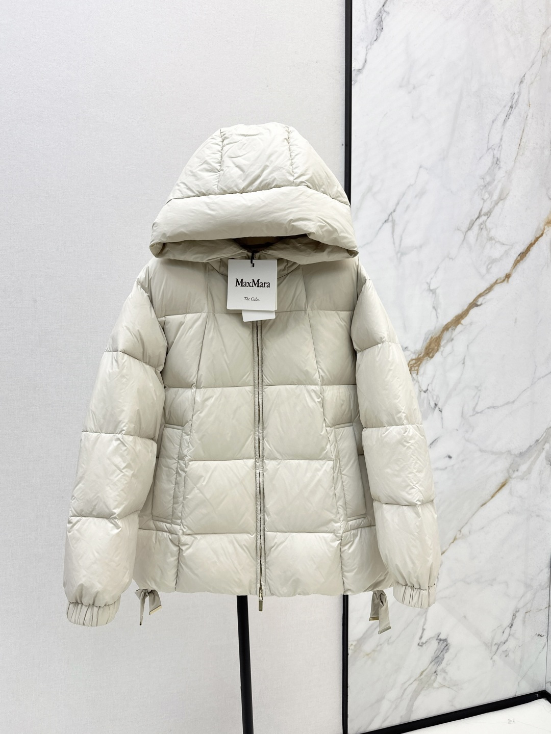 NO:476744,With dust bag Max 25ss———The latest hooded mid-length down jacket with autumn and winter, cuff logo badge decoration, the design feels great~~Classic three-dimensional micro A-shaped cut, machine sewing freeze, classic fashionable and handsome, national standard imported 90 white goose down velvet, imported recycled nylon fabric with excellent texture, imported machine sewing, original hardware accessories, complete label hanging Recommended Three-color spot sale smlxl,, jackets & coats, down jacket, hats, alexander wang19860909配防尘袋Max 25ss———秋冬最新款连帽中长款羽绒服外套 袖口logo徽章装饰 设计感很赞～～经典立体微A版型剪裁 机缝定格 经典时髦又帅气 国标进口90白鹅绒 进口再生尼龙面料质感超赞 进口机缝制 原版五金配件 标吊齐全 推荐 三色现货发售smlxl,,jackets & coats,down jacket,hats,alexander wang,Women's clothing