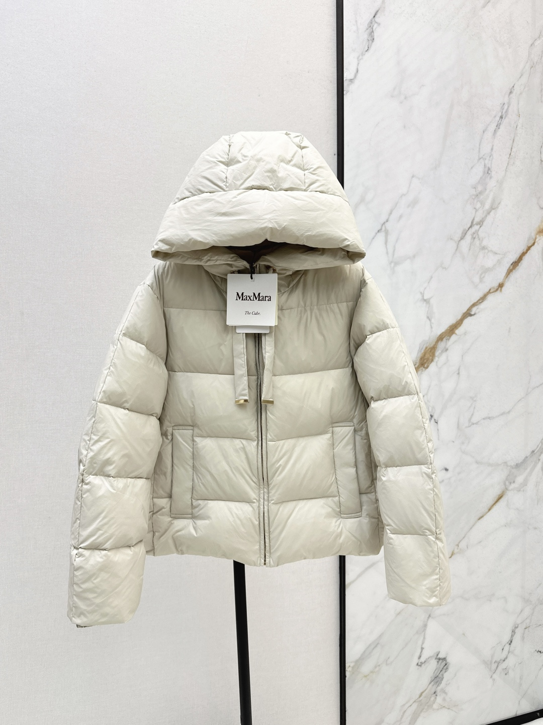 NO:476739,With dust bag Max 25ss———The latest simple short hooded down jacket with autumn and winter, cuff logo badge decoration, the design feels great~~Classic three-dimensional H-shaped tailoring, freeze-in-line sewing, classic fashionable and handsome, national standard imported 90 white goose down velvet, imported recycled nylon fabric with excellent texture, imported machine sewing, original hardware accessories, complete labels and hangings Recommended Three-color spot sale smlxl,, jackets & coats, down jacket, hats, alexander wang19860909配防尘袋Max 25ss———秋冬最新款简约短款连帽羽绒服外套 袖口logo徽章装饰 设计感很赞～～经典立体H版型剪裁 机缝定格 经典时髦又帅气 国标进口90白鹅绒 进口再生尼龙面料质感超赞 进口机缝制 原版五金配件 标吊齐全 推荐 三色现货发售smlxl,,jackets & coats,down jacket,hats,alexander wang,Women's clothing