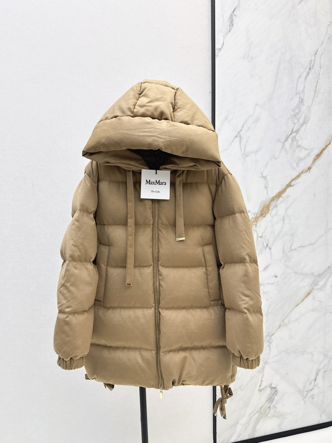 NO:476733,With dust bag Max 25Ss———The latest simple woolen mid-length hooded down jacket in autumn and winter, classic three-dimensional H-shaped cut, classic fashionable and handsome, original logo cuff decoration, highlighting brand recognition, national standard 90 white goose down velvet imported wool fabric with excellent texture, imported machine sewing, original hardware accessories, complete label hanging Recommended Three-color spot sale smlxl,, down jacket, hats, alexander wang19860909配防尘袋Max 25Ss———秋冬最新款简约毛呢中长款连帽羽绒服 经典立体H版型剪裁 经典时髦又帅气 原版logo标袖口装饰 彰显品牌辨识度 国标90白鹅绒 进口羊毛呢面料质感超赞 进口机缝制 原版五金配件 标吊齐全 推荐 三色现货发售smlxl,,down jacket,hats,alexander wang,Women's clothing