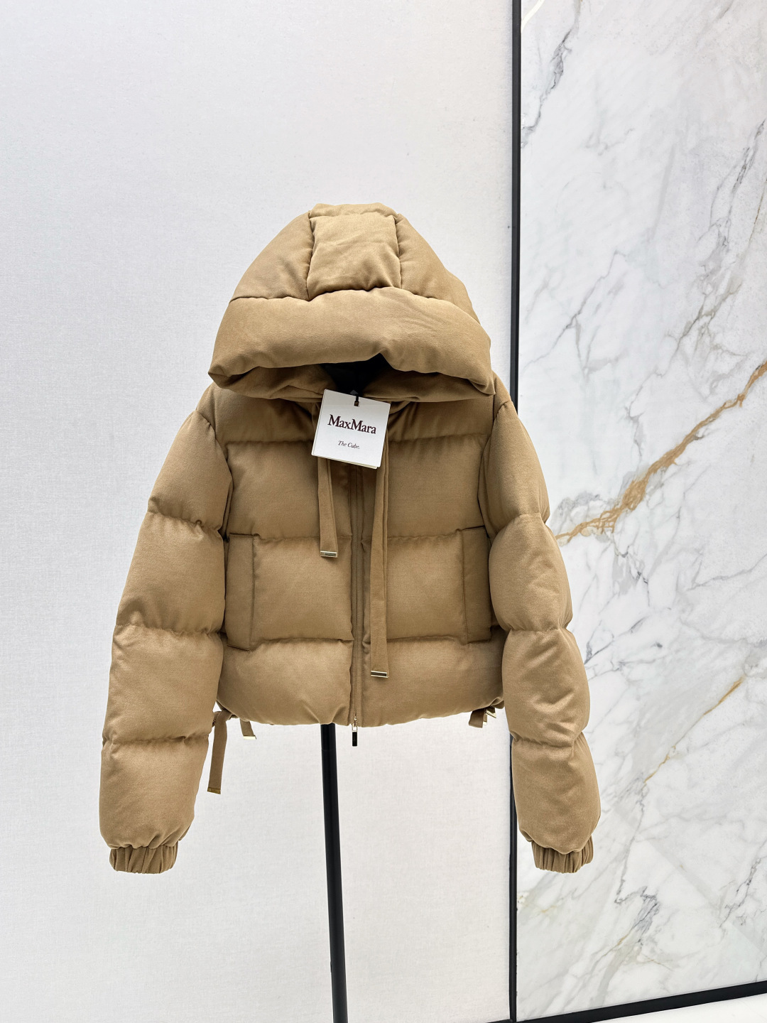 NO:476728,With dust bag Max 25Ss———The latest simple woolen short hooded down jacket in autumn and winter, classic three-dimensional H-shaped cut, classic fashionable and handsome, original logo cuff decoration, highlighting brand recognition, national standard 90 white goose down velvet imported wool fabric with excellent texture, imported machine sewing, original hardware accessories, complete label hanging Recommended Three-color spot sale smlxl,, down jacket, hats, alexander wang19860909配防尘袋Max 25Ss———秋冬最新款简约毛呢短款连帽羽绒服 经典立体H版型剪裁 经典时髦又帅气 原版logo标袖口装饰 彰显品牌辨识度 国标90白鹅绒 进口羊毛呢面料质感超赞 进口机缝制 原版五金配件 标吊齐全 推荐 三色现货发售smlxl,,down jacket,hats,alexander wang,Women's clothing