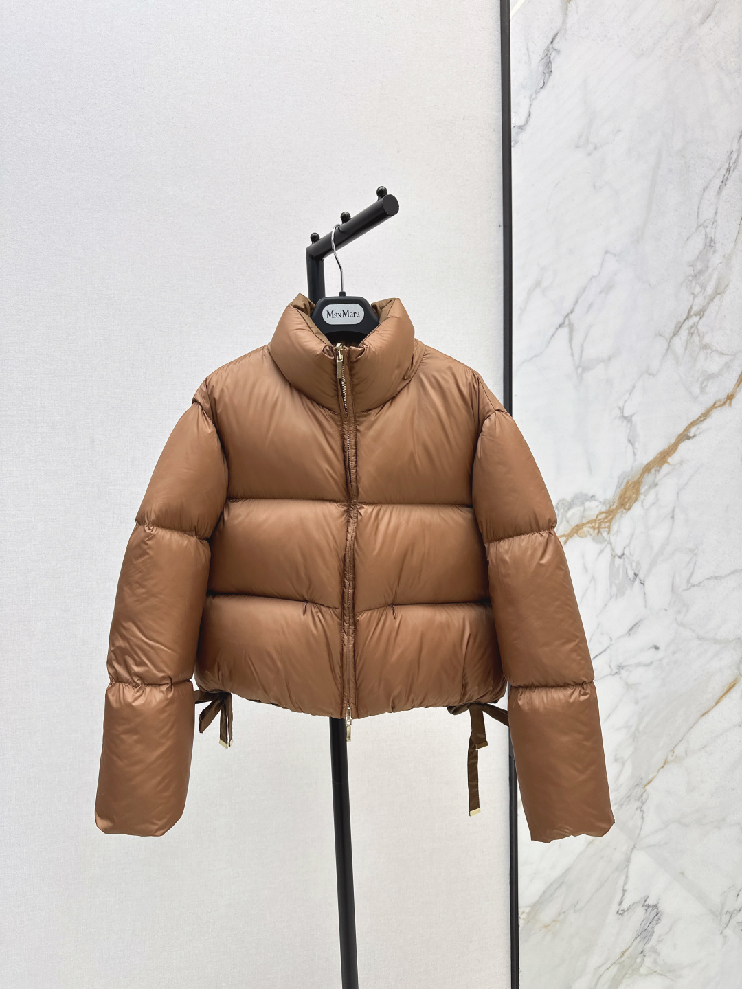 NO:476723,With dust bag Max 25Ss———The latest simple stand-alone short down jacket in autumn and winter, classic three-dimensional H-shaped tailoring, classic and fashionable and handsome, original logo decoration, highlighting brand recognition, national standard 90 white goose down velvet, imported recycled nylon fabric with excellent texture, imported machine sewing, original hardware accessories, complete label hanging Recommended Three-color spot sale smlxl,, down jacket, alexander wang19860909配防尘袋Max 25Ss———秋冬最新款简约立领短款羽绒服经典立体H版型剪裁 经典时髦又帅气 原版logo标装饰 彰显品牌辨识度 国标90白鹅绒 进口再生尼龙面料质感超赞 进口机缝制 原版五金配件 标吊齐全 推荐 三色现货发售smlxl,,down jacket,alexander wang,Women's clothing