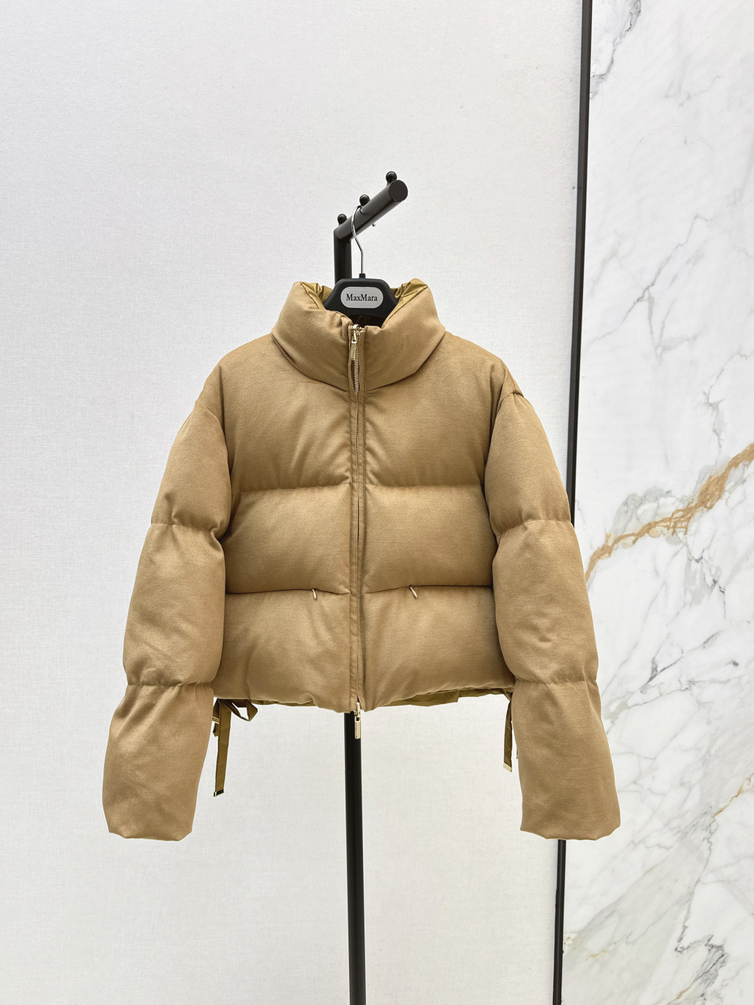 NO:589062,Comes with a dust bag and can be worn on both sides. Max 25Ss - the latest simple stand-up collar woolen short hooded down jacket for autumn and winter. Classic three-dimensional H-shaped tailoring. Classic fashionable and handsome. Original logo cuff decoration to highlight brand recognition. National standard 90 white goose down. Imported woolen fabric has excellent texture. Imported machine sewing. Original hardware accessories. Complete standard hanging. Recommended. Three colors available for sale smlxl, down jacket, hats, alexander wang19860909配防尘袋双面可穿 Max 25Ss———秋冬最新款简约立领毛呢短款连帽羽绒服 经典立体H版型剪裁 经典时髦又帅气 原版logo标袖口装饰 彰显品牌辨识度 国标90白鹅绒 进口羊毛呢面料质感超赞 进口机缝制 原版五金配件 标吊齐全 推荐 三色现货发售smlxl,,down jacket,hats,alexander wang,Women's clothing