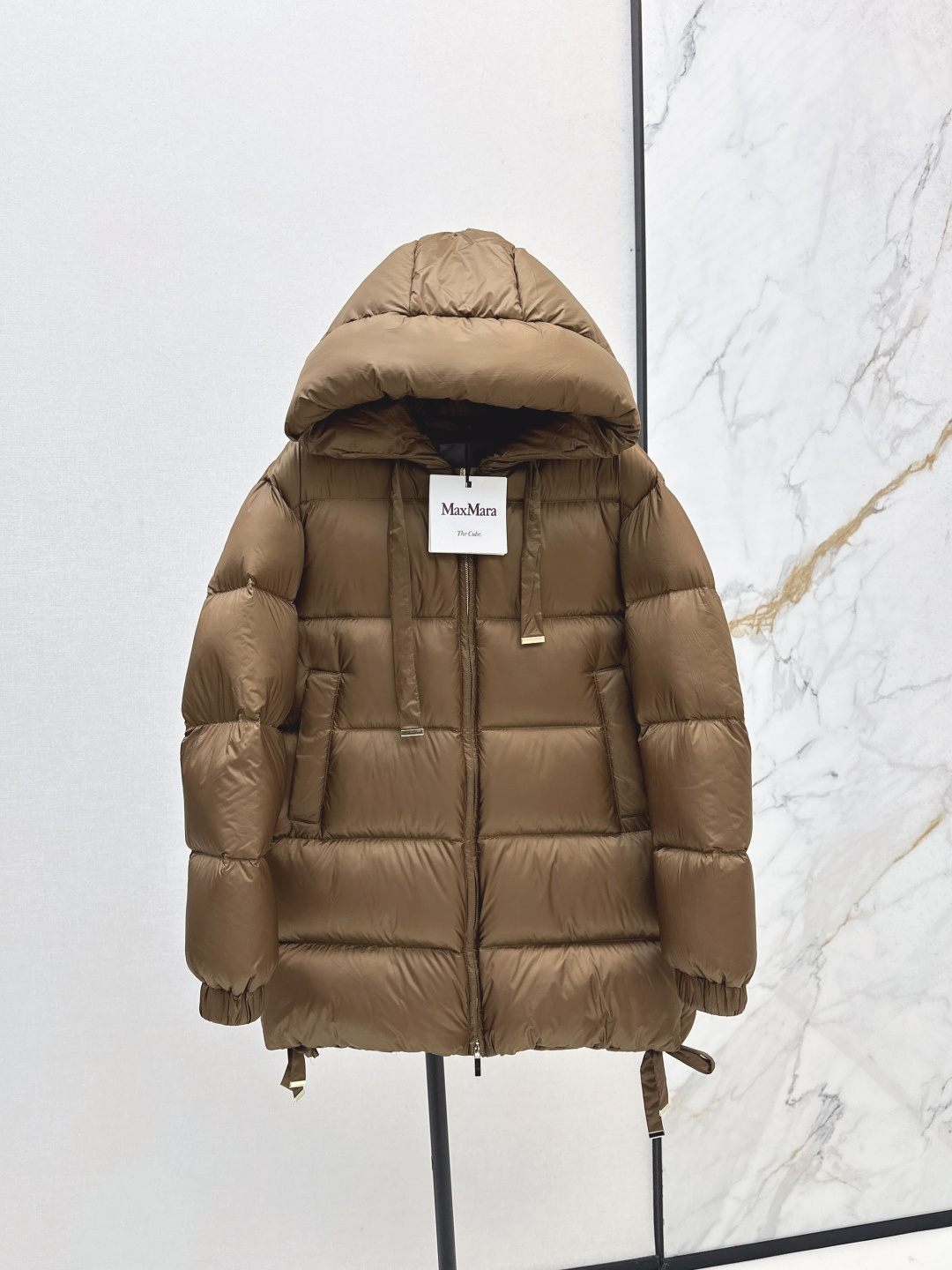 NO:476717,With dust bag Max 25Ss———The latest simple hooded mid-length down jacket in autumn and winter, classic three-dimensional H-shaped tailoring, classic and fashionable and handsome, original logo decoration, highlighting brand recognition, national standard 90 white goose down velvet, imported recycled nylon fabric with excellent texture, imported machine sewing, original hardware accessories, complete label hanging Recommended Three-color spot sale smlxl,, down jacket, hats, alexander wang19860909配防尘袋Max 25Ss———秋冬最新款简约连帽中长款羽绒服经典立体H版型剪裁 经典时髦又帅气 原版logo标装饰 彰显品牌辨识度 国标90白鹅绒 进口再生尼龙面料质感超赞 进口机缝制 原版五金配件 标吊齐全 推荐 三色现货发售smlxl,,down jacket,hats,alexander wang,Women's clothing