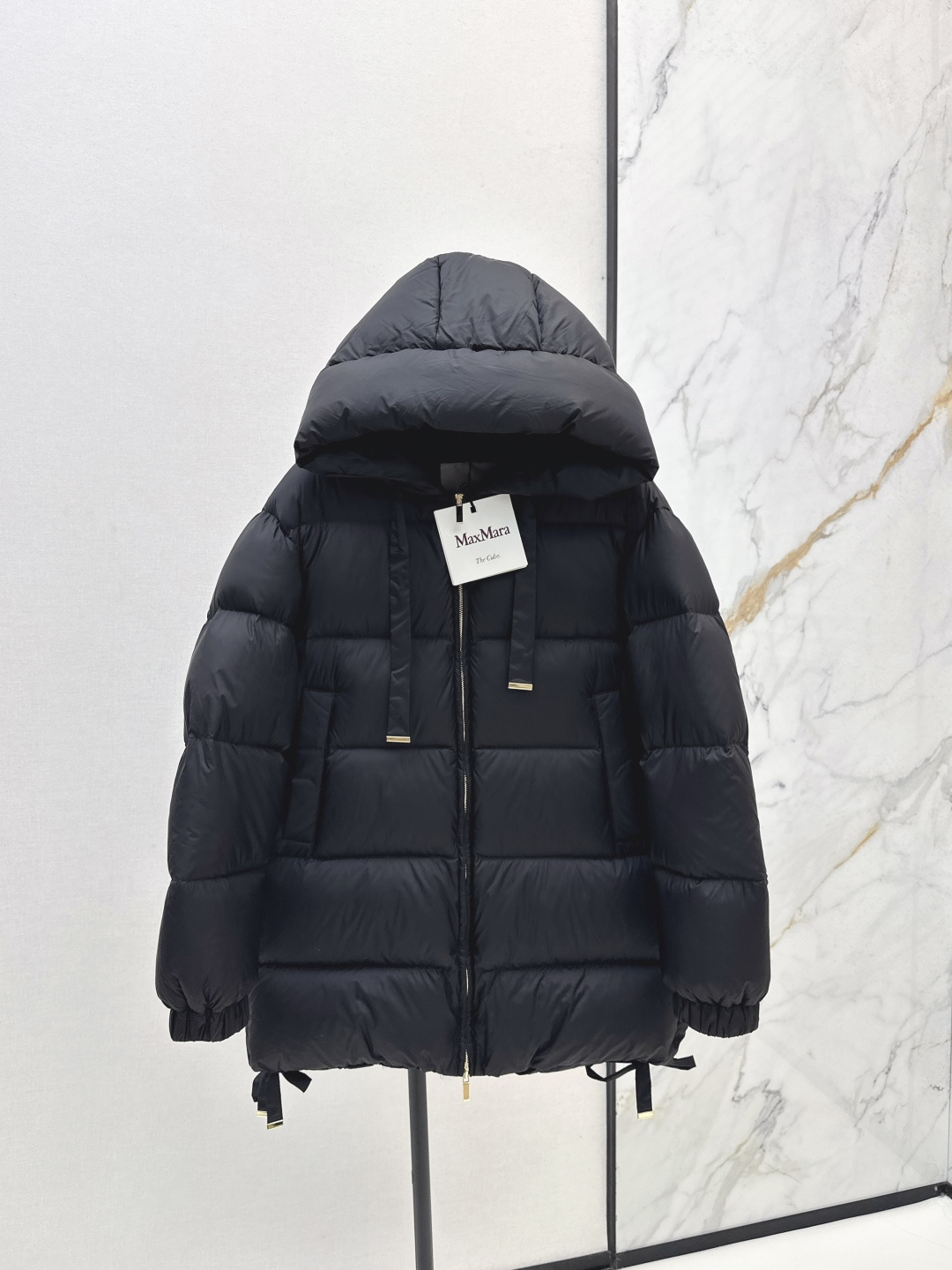 NO:476712,With dust bag Max 25Ss———The latest simple hooded mid-length down jacket in autumn and winter, classic three-dimensional H-shaped tailoring, classic and fashionable and handsome, original logo decoration, highlighting brand recognition, national standard 90 white goose down velvet, imported recycled nylon fabric with excellent texture, imported machine sewing, original hardware accessories, complete label hanging Recommended Three-color spot sale smlxl,, down jacket, hats, alexander wang19860909配防尘袋Max 25Ss———秋冬最新款简约连帽中长款羽绒服经典立体H版型剪裁 经典时髦又帅气 原版logo标装饰 彰显品牌辨识度 国标90白鹅绒 进口再生尼龙面料质感超赞 进口机缝制 原版五金配件 标吊齐全 推荐 三色现货发售smlxl,,down jacket,hats,alexander wang,Women's clothing