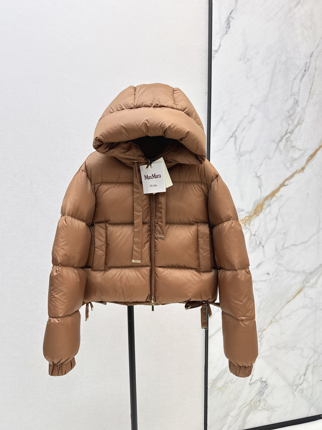 NO:476699,With dust bag Max 25Ss———The latest simple hooded short down jacket in autumn and winter, classic three-dimensional H-shaped tailoring, classic fashionable and handsome, original logo decoration, highlighting brand recognition, national standard 90 white goose down velvet, imported recycled nylon fabric with excellent texture, imported machine sewing, original hardware accessories, complete label hanging Recommended Three-color spot sale smlxl,, down jacket, hats, alexander wang19860909配防尘袋Max 25Ss———秋冬最新款简约连帽短款羽绒服经典立体H版型剪裁 经典时髦又帅气 原版logo标装饰 彰显品牌辨识度 国标90白鹅绒 进口再生尼龙面料质感超赞 进口机缝制 原版五金配件 标吊齐全 推荐 三色现货发售smlxl,,down jacket,hats,alexander wang,Women's clothing