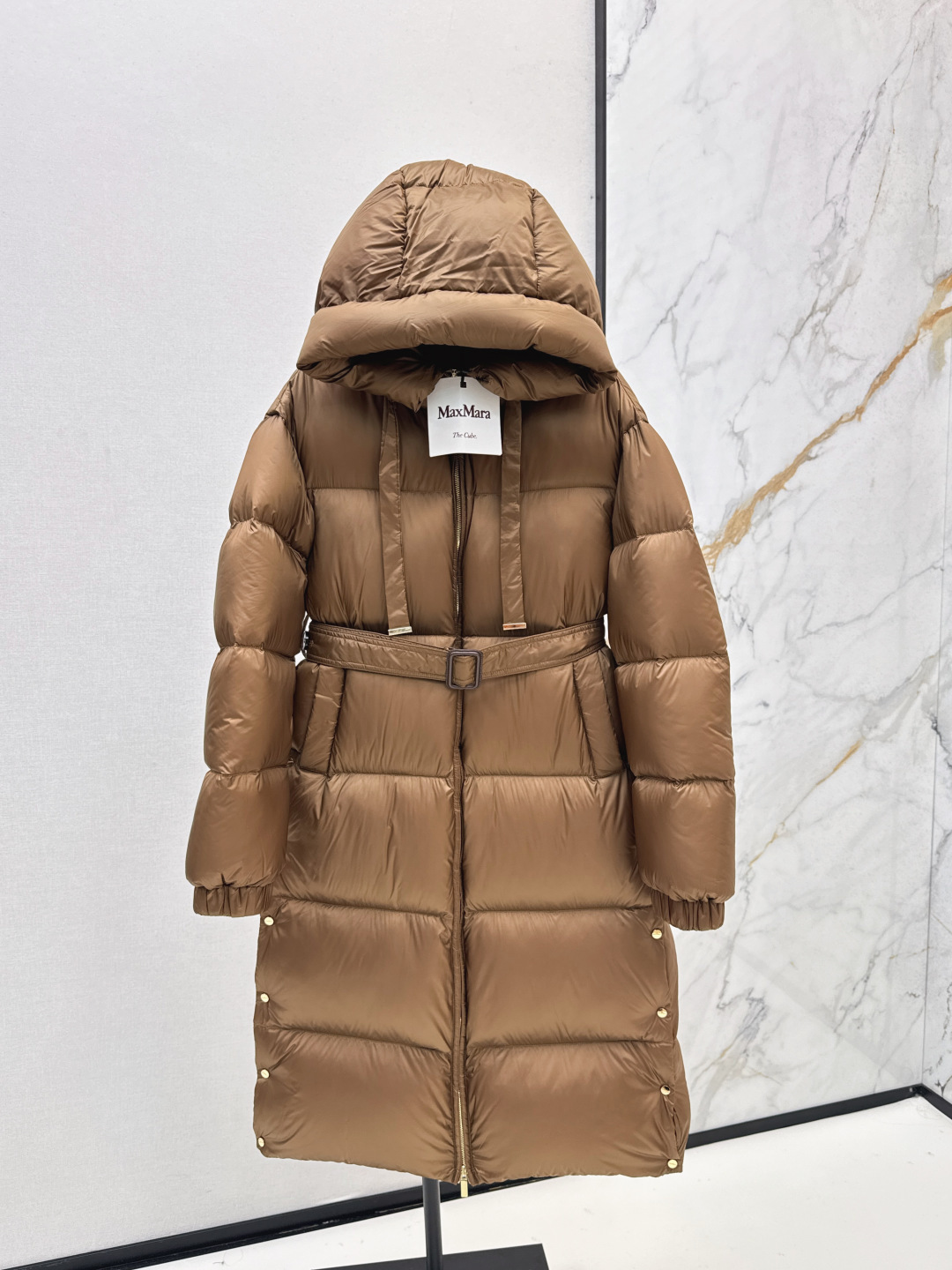 NO:476694,With dust bag Max 25Ss———The latest simple double-sided buckle hooded long down jacket in autumn and winter, classic three-dimensional H-shaped tailoring, classic and fashionable and handsome, original logo decoration, highlighting brand recognition, national standard 90 white goose down velvet, imported recycled nylon fabric with excellent texture, imported machine sewing, original hardware accessories, complete label hanging Recommended Three-color spot sale smlxl,, down jacket, hats, alexander wang19860909配防尘袋Max 25Ss———秋冬最新款简约双侧扣连帽长款羽绒服经典立体H版型剪裁 经典时髦又帅气 原版logo标装饰 彰显品牌辨识度 国标90白鹅绒 进口再生尼龙面料质感超赞 进口机缝制 原版五金配件 标吊齐全 推荐 三色现货发售smlxl,,down jacket,hats,alexander wang,Women's clothing