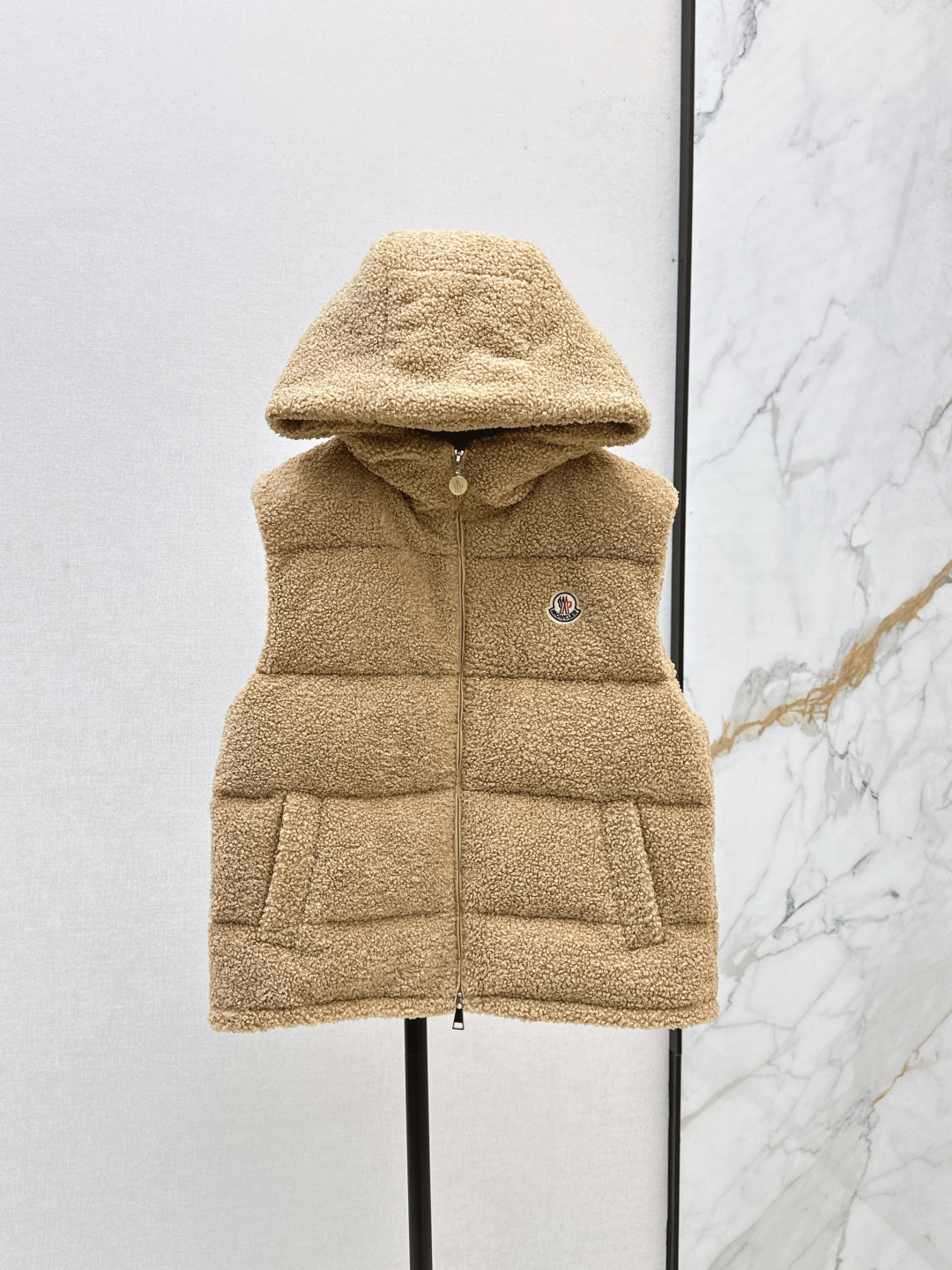 NO:476737,With dust bag Mc 25Ss————The latest Autumn and Winter fluffy lamb wool hooded down jacket custom-made environmentally friendly lamb wool fabric soft and delicate Temperament double zipper drawstring hem design, age-reducing girl-style outfit, imported machine pressing process three-dimensional tailoring, national standard 90 white duck down filling, classic style interpretation of autumn and winter stacking, warm artifact, versatile and handsome, light and warm fabric, imported machine gap, original hardware accessories, recommended, single color, spot sale sml, down jacket, hats, alexander wang19860909配防尘袋Mc 25Ss————秋冬最新款毛绒绒羊羔毛连帽羽绒服马甲定制环保羊羔毛面料软糯细腻 气质双拉链抽绳下摆设计 减龄少女风穿搭 进口机压线工艺对条立体剪裁 国标90白鸭羽绒填充 经典版型演绎秋冬叠搭造型保暖神器 百搭又帅气 轻盈保暖面料 进口机缝隙 原版五金配件 推荐一色现货发售sml,,down jacket,hats,alexander wang,Women's clothing