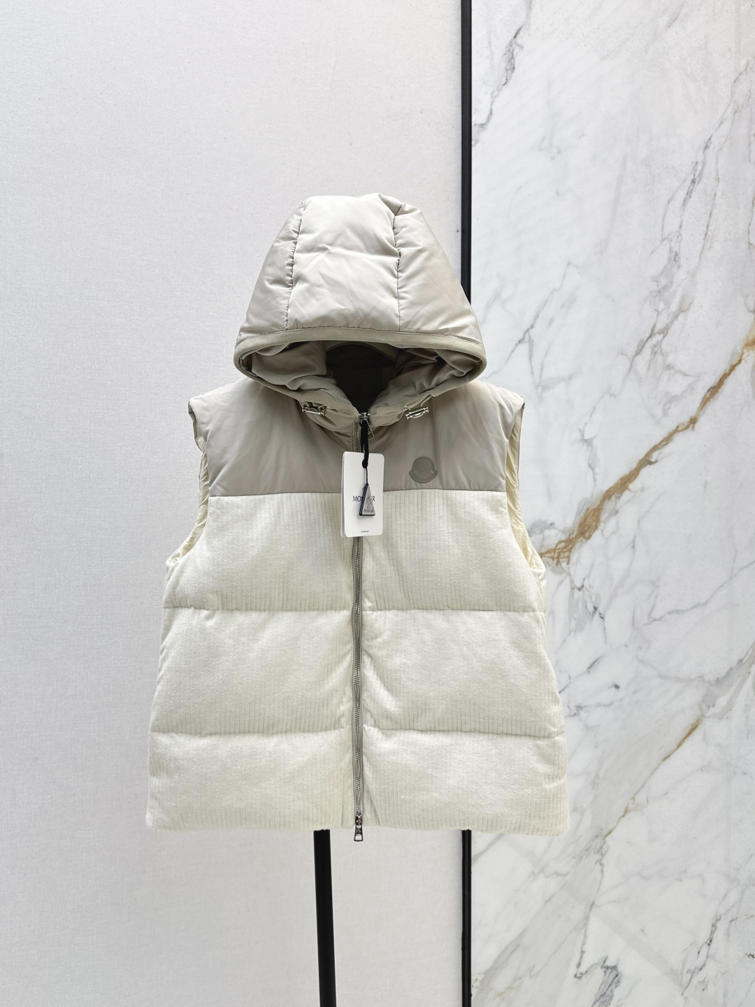 NO:476731,With dust bag Mc 25Ss———The latest style of styling knitted hooded down jacket vest for autumn and winter, the same style as men and women, the classic three-dimensional tailoring H-shaped design, fashionable and handsome, the national standard 90 white duck down filling, imported wool fabric, soft texture, light and comfortable, the imported machine sewn three-dimensional press line technology, original customized hardware accessories, recommended, one-size spot sale sml, down jacket, hats, alexander wang19860909配防尘袋Mc 25Ss———秋冬最新款拼接针织连帽羽绒服马甲男女同款 经典立体剪裁H版型设计 时髦又帅气 国标90白鸭绒填充 进口羊毛面料 质感柔软轻盈舒适 进口机缝制立体压线线条工艺 原版定制五金配件 推荐 一色现货发售sml,,down jacket,hats,alexander wang,Women's clothing