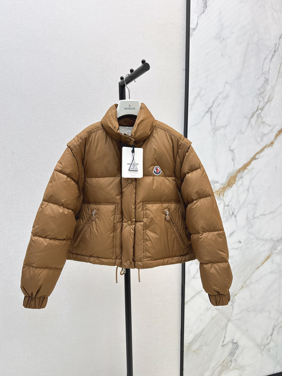 NO:476726,With dust bag, fashionable and removable two-wear style~ Mc 25Ss———The latest autumn and winter stand-up collar short removable sleeve down jacket, detachable two-wear style~ Classic short H-style original hardware buckle open mold customization National standard 90 white duck down filling Original perfect replica of the recommended down jacket for fried chicken Short design Fried chicken fashionable A must-have item for fashion experts The sleeves can be disassembled. Match super fashionable. Two-wear design Recommended two-color spot on sale 1/2/3, down jacket, alexander wang19860909配防尘袋时髦可拆卸两穿款～ Mc 25Ss———秋冬最新款立领短款可拆卸袖羽绒服 可拆卸两穿款～经典短款H版型 原版五金扣开模定制 国标90白鸭绒填充 原版完美复刻炒鸡推荐的一款羽绒服 短款的设计 炒鸡洋气 时尚达人必备单品 袖子可以拆卸 搭配超级时髦哦 两穿设计 推荐 两色现货发售1/2/3,,down jacket,alexander wang,Women's clothing