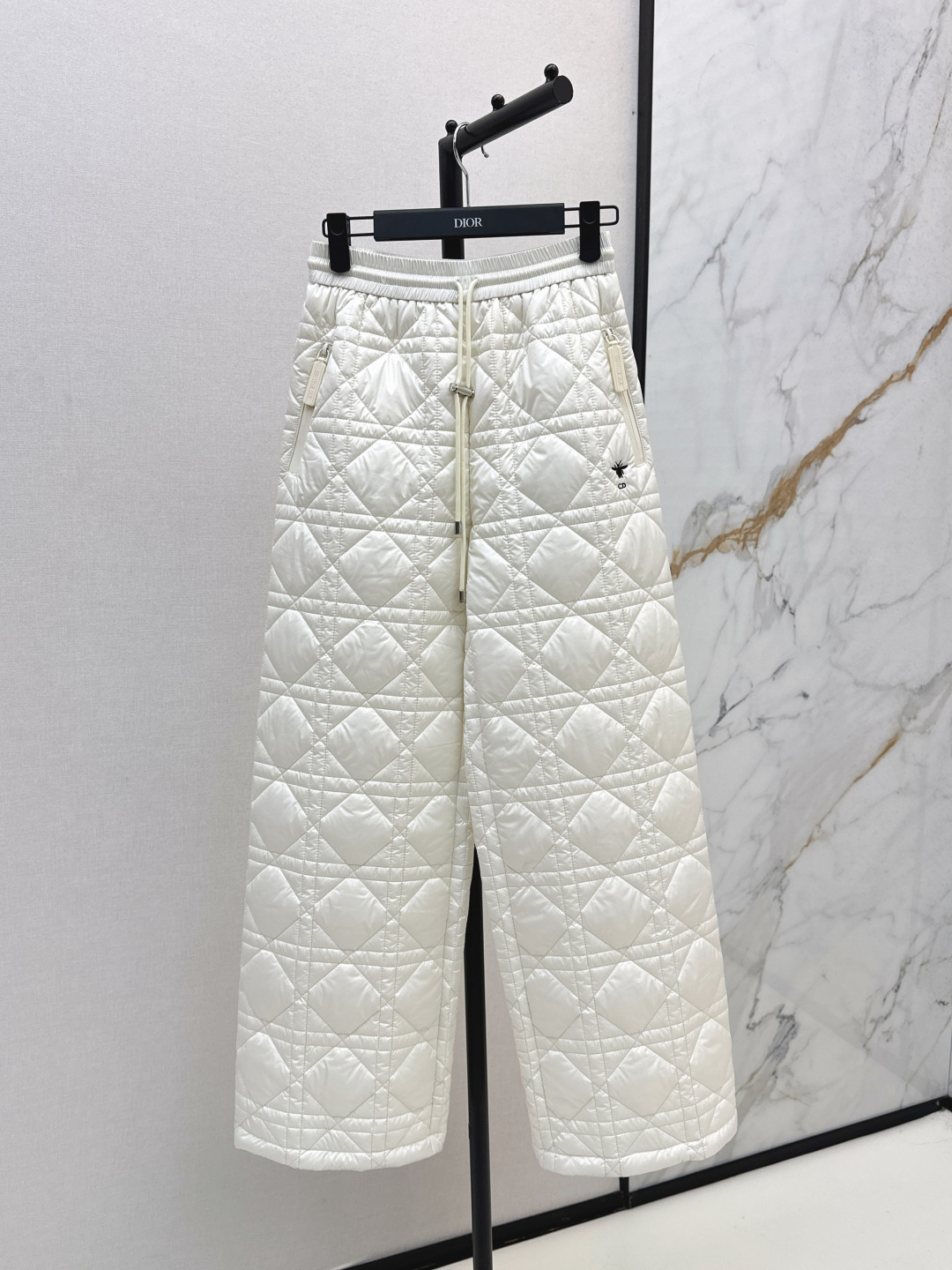 NO:476705,CD 25Ss———The latest autumn and winter style of Virgin plaid sewn cotton trousers classic straight-leg style, handsome and fashionable tailoring, perfect interpretation of the modern and high-end temperament goddess ~~Imported memory nylon fabric, cotton texture, wide-size style, huge slim upper body, one color is available for sale in stock,,alexander wang19860909CD 25Ss————秋冬最新款戴妃藤格纹衍缝夹棉长裤经典直筒版型 剪裁帅气又时髦 完美演绎摩登高级的气质女神 ～～进口记忆尼龙面料 夹棉质感挺阔版型上身巨显瘦 一色现货发售sml,,alexander wang,Women's clothing