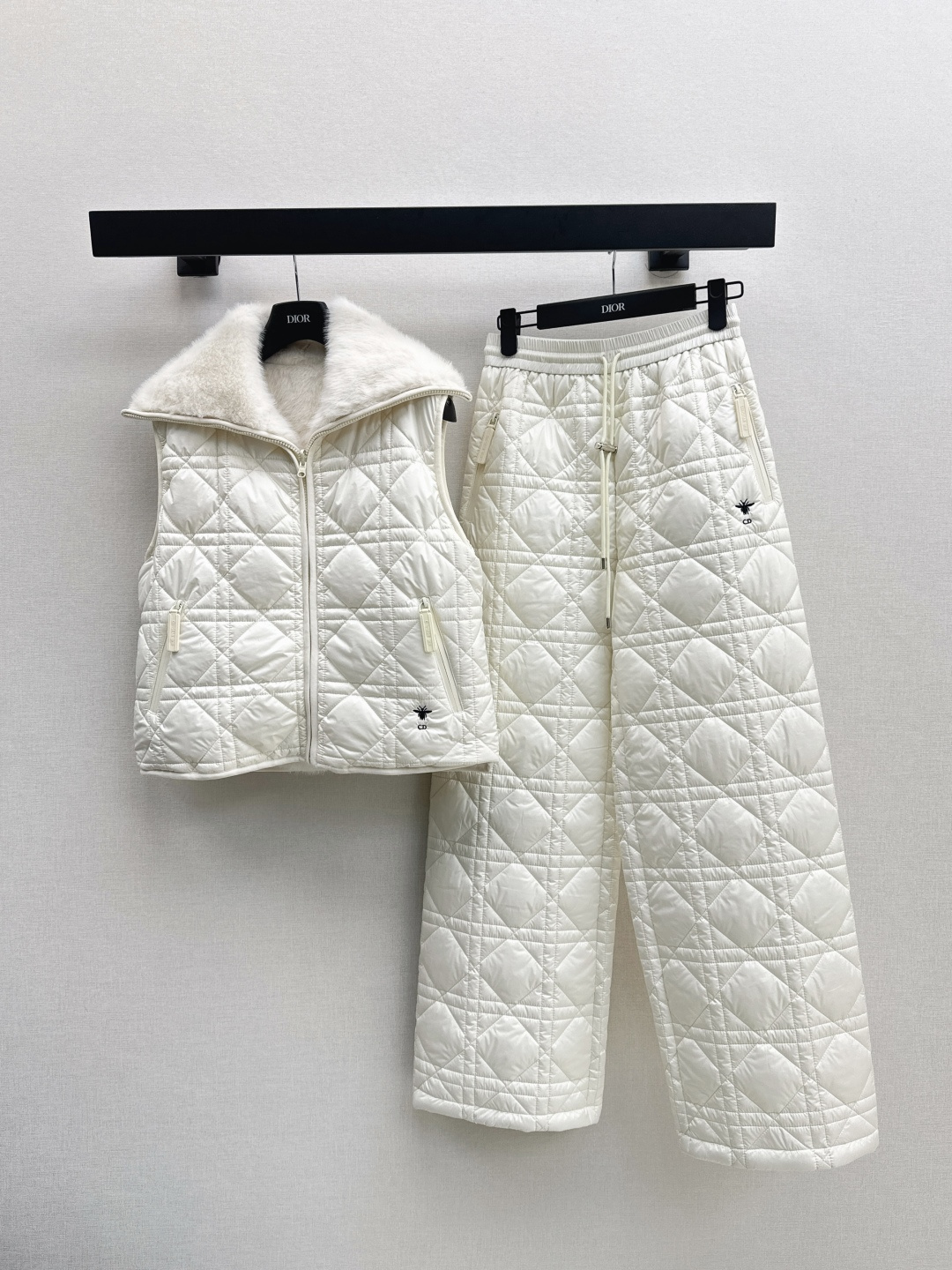 NO:476698,CD 25Ss———The latest autumn and winter style of Virgin plaid stitched cotton vest jacket with double-sided wear ~ layered with classic stand-up collar H-style tailoring, handsome and fashionable, perfect interpretation of modern and high-end temperament goddess ~~Imported memory nylon fabric, environmentally friendly imitation mink fur, cotton texture, wide-size upper body, huge slim, one-color spot on sale, sml, Jackets & coats, alexander wang19860909CD 25Ss————秋冬最新款戴妃藤格纹衍缝夹棉马甲外套双面穿～叠搭经典立领H版型 剪裁帅气又时髦 完美演绎摩登高级的气质女神 ～～进口记忆尼龙面料 环保仿水貂皮草夹棉质感挺阔版型上身巨显瘦 一色现货发售sml,,jackets & coats,alexander wang,Women's clothing