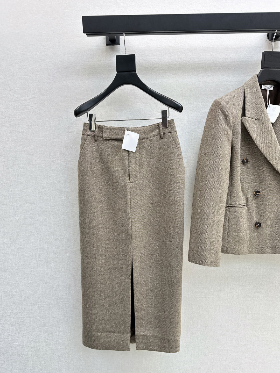 NO:476693,High-spirited outfit Bc 25Ss———The latest retro herringbone long skirt in autumn and winter must be used in autumn and winter. The hip-packing skirt hem design is neatly commuting. The minimalist and elegant intellectual temperament. Recommend a set of matching. One-color spot sale sml, skirts, alexander wang19860909高智感穿搭 Bc 25Ss————秋冬最新款复古人字纹长半裙秋冬必入神器 包臀开叉裙摆设计利落通勤 极简优雅知性气质 推荐一套搭配 一色现货发售sml,,skirts,alexander wang,Women's clothing