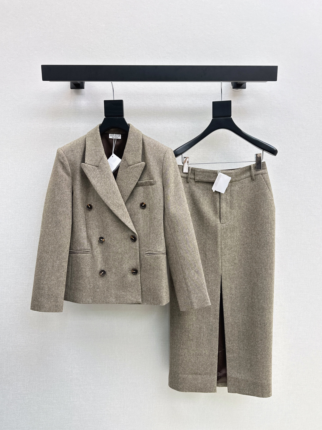 NO:476688,High-spirited outfit Bc 25Ss————The latest retro herringbone double-breasted suit jacket in autumn and winter. A must-have artifact in autumn and winter. A tailor-made design is neatly commuting. A minimalist and elegant intellectual temperament. Recommend a set of matching. One-color spot-on sml,, jackets & coats, business suit, alexander wang19860909高智感穿搭 Bc 25Ss————秋冬最新款复古人字纹双排扣西装外套 秋冬必入神器 精裁设计利落通勤 极简优雅知性气质 推荐一套搭配 一色现货发售sml,,jackets & coats,business suit,alexander wang,Women's clothing