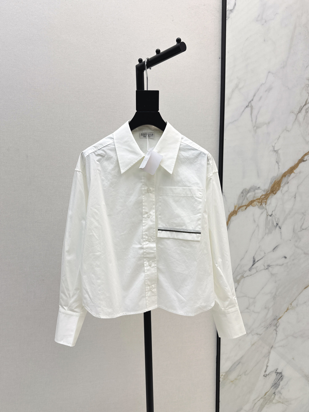 NO:476681,High-end minimalist style Bc 25Ss——————The latest long-term short shirt copper chain decorative front pocket design Italian simple and low-key Loose short style versatile and not picky. A must-have item for handsome casual commuter wardrobe. Two-color spot on sale sml, Shirts, alexander wang19860909高级极简风 Bc 25Ss————早秋最新款长期主义短款衬衫铜链装饰前袋设计 意式简约低调 宽松短款版型百搭不挑人 帅气休闲通勤衣橱必备单品 两色现货发售sml,,shirts,alexander wang,Women's clothing