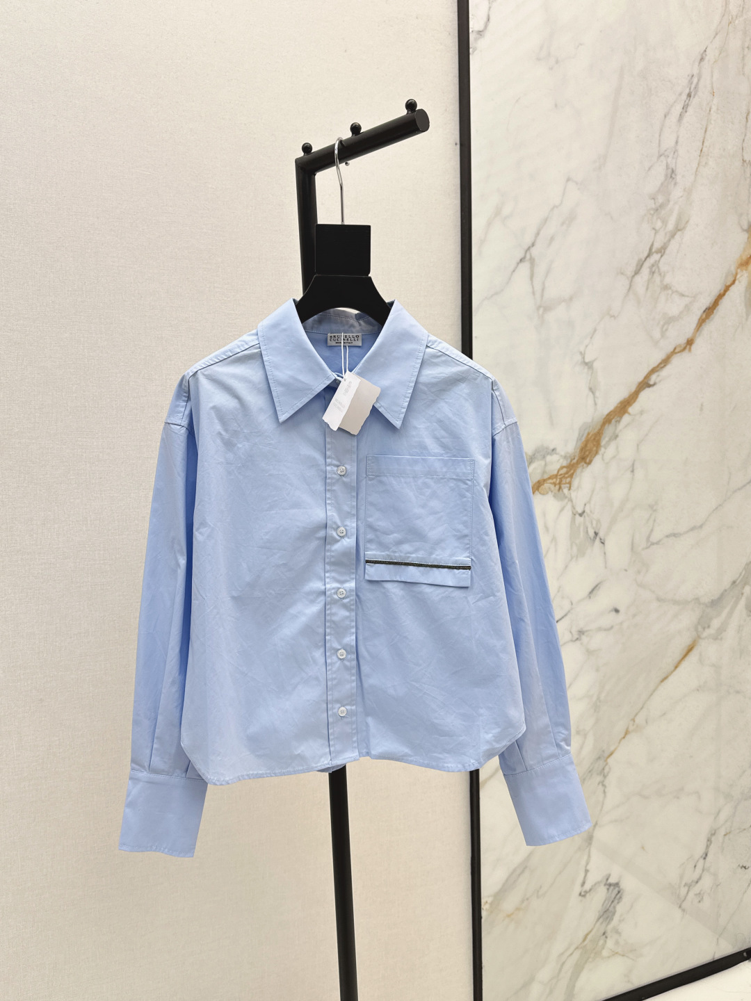 NO:476672,High-end minimalist style Bc 25Ss——————The latest long-term short shirt copper chain decorative front pocket design Italian simple and low-key Loose short style versatile and not picky. A must-have item for handsome casual commuter wardrobe. Two-color spot on sale sml, Shirts, alexander wang19860909高级极简风 Bc 25Ss————早秋最新款长期主义短款衬衫铜链装饰前袋设计 意式简约低调 宽松短款版型百搭不挑人 帅气休闲通勤衣橱必备单品 两色现货发售sml,,shirts,alexander wang,Women's clothing