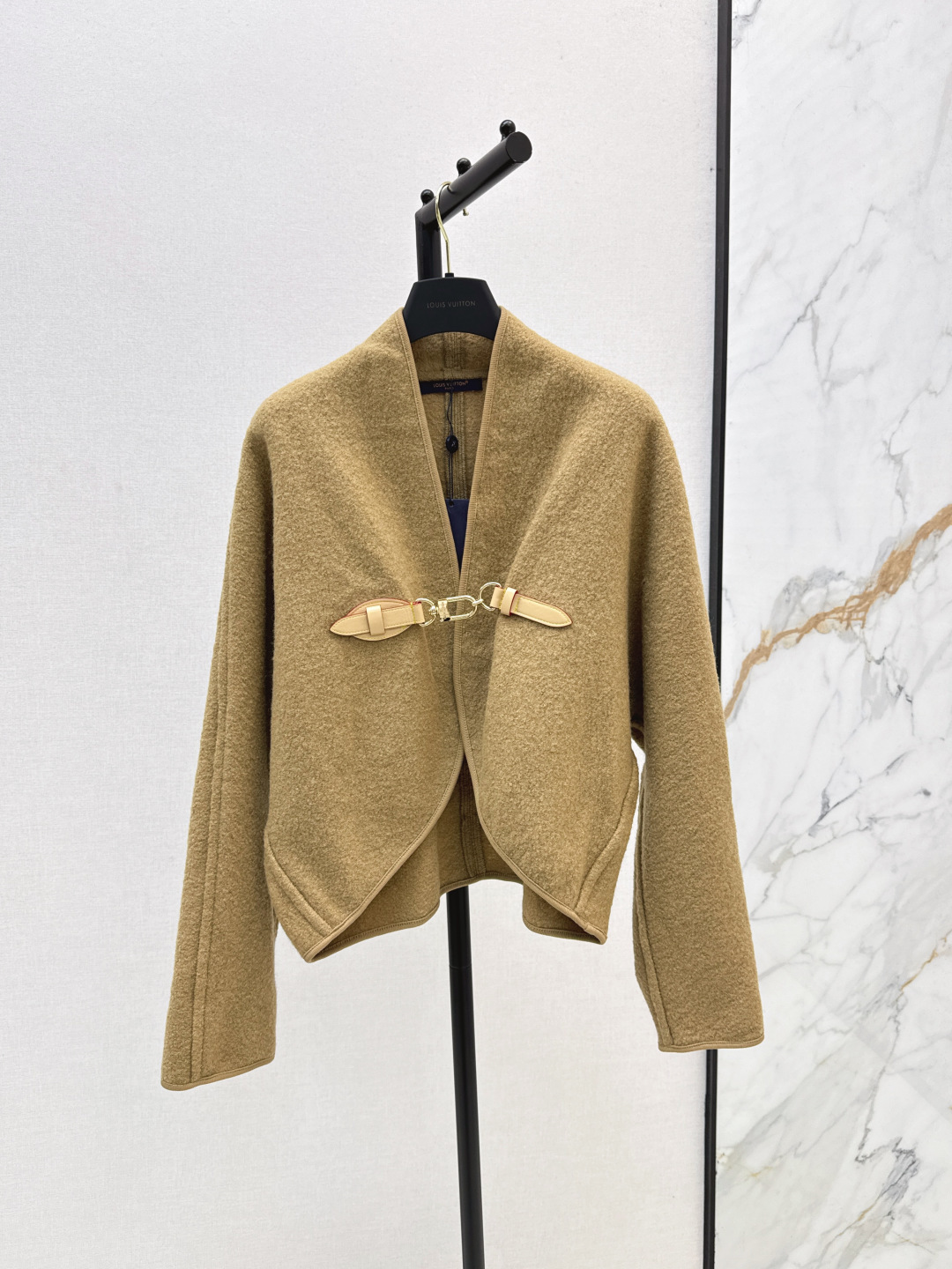 NO:476656,Single model L family 25Ss——————The latest leather buckle design cloak jacket imported heavy terry fabric MONOGRAM hardware accessories versatile and fashionable style classic British style not picky on people, top body huge slim, white and rich beauty must have versatile artifacts Imported wool nickname fabric S size unlimited bust length 55 two colors for sale sml,,louis vuitton, jackets & coats,alexander wang19860909爆单款 L家 25Ss————早秋最新款皮扣设计斗篷外套进口重磅毛圈面料 MONOGRAM五金配件 版型百搭又时髦 经典英伦风不挑人版型上身巨显瘦 白富美必备百搭神器 进口羊毛昵面料 S码胸围无限 衣长55 两色现货发售sml,,louis vuitton,jackets & coats,alexander wang,Women's clothing