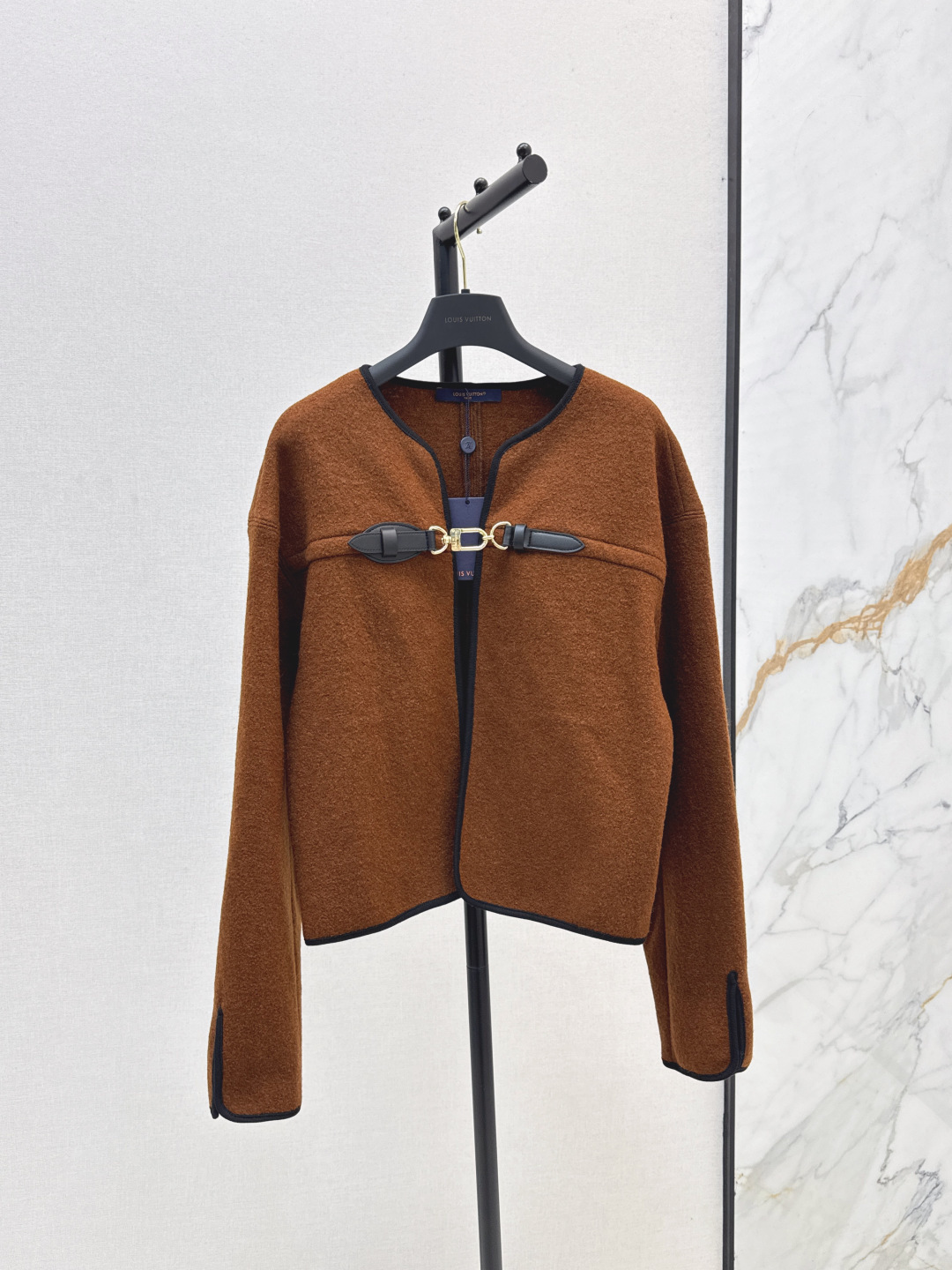 NO:476649,Single model L family 25Ss——————The latest leather buckle design cloak jacket imported heavy terry fabric MONOGRAM hardware accessories versatile and fashionable style classic British style not picky on people, top body huge slim, white and rich beauty must have versatile artifacts Imported wool nickname fabric Two colors for sale sml,,louis vuitton, jackets & coats,alexander wang19860909爆单款 L家 25Ss————早秋最新款皮扣设计斗篷外套进口重磅毛圈面料 MONOGRAM五金配件 版型百搭又时髦 经典英伦风不挑人版型上身巨显瘦 白富美必备百搭神器 进口羊毛昵面料 两色现货发售sml,,louis vuitton,jackets & coats,alexander wang,Women's clothing