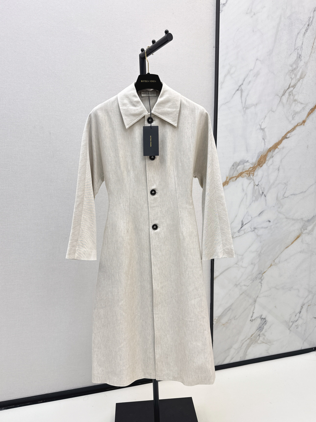 NO:476643,White windbreaker looks great Bv 25Ss———The latest three-dimensional waist-hugging white windbreaker jacket in autumn and winter. It is huge and stylish and fashionable. It has a sense of atmosphere. This one can be worn forever and never be afraid of being outdated. The whole design is simple and stylish. The silhouette feels just right. The three-dimensional waist-hugging method is super slim. Recommended to buy. One-size spot sml, bottega veneta, jackets & coats, alexander wang19860909白色风衣巨好看 Bv 25Ss————秋冬最新款立体收腰白色风衣外套 巨拉风巨时髦 太有氛围感了 这一件可以穿到天荒地老都不怕过时 整个设计简约有型 廓形感恰到好处 立体收腰做法超级显瘦哦 推荐入手 一色现货发售sml,,bottega veneta,jackets & coats,alexander wang,Women's clothing