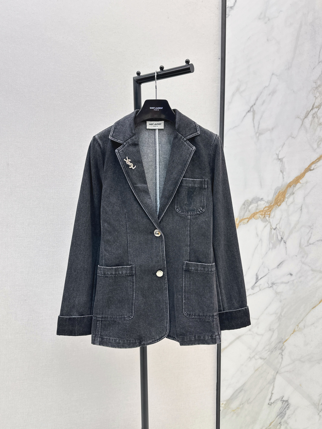 جاكيت جينز بتصميم أنيق من Saint Laurent مع بروش فضي، مثالي لكل المناسبات
