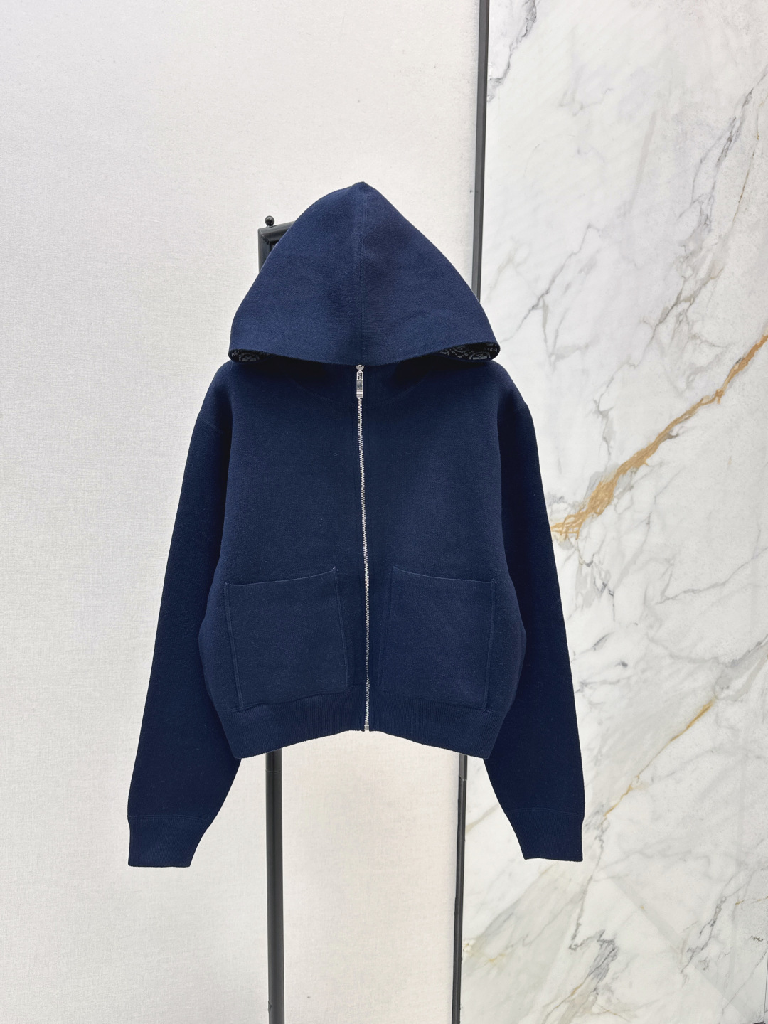 NO:478359,Exclusive first release Tory～B 25Ss———The latest presbyterian double-sided wool jacket in autumn and winter to reduce age-reduce girlish temperament hooded double pocket design, fashionable and high-end double-sided wearable logo design, heavy imported wool yarn is quite broad and texture is invincible, elegant and casual style, classic H-style versatile and not picky, one-color spot on sale sml, jackets & coats, hats, alexander wang19860909独家首发 Tory～B 25Ss————秋冬最新款老花双面羊毛外套减龄少女气质连帽双口袋设计 上身时髦又高级 双面可穿logo设计 重磅进口羊毛纱线挺阔质感无敌赞 气质优雅的随性风 经典H版型百搭不挑人 一色现货发售sml,,jackets & coats,hats,alexander wang,Women's clothing