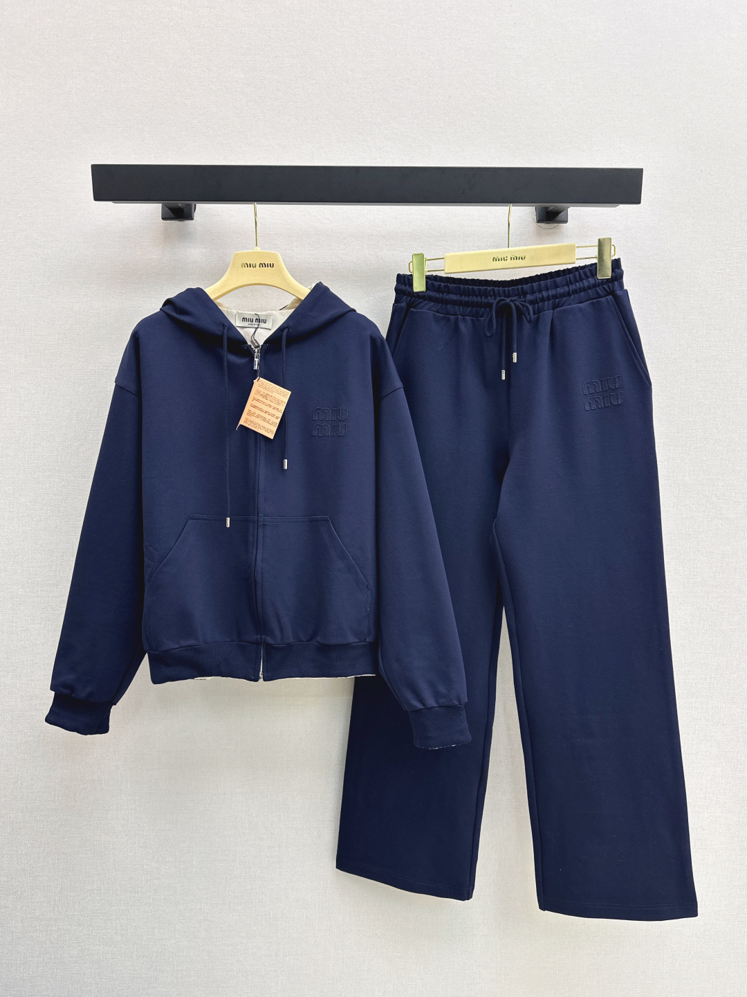 NO:478353,Double-sided wearable Miu 25Ss——The latest classic casual suit for autumn and winter, double-sided wearable hooded jacket + elastic waist casual pants Customized twill cotton + environmentally friendly recycled nylon material Comfortable breathable, crisp and stylish Hooded zipper jacket cut Fashionable and casual The chest is decorated with iconic letter logo, rich visual effect is more fashionable, loose silhouette makes it look slim and energetic, one set, two colors are available in stock, sml, miumiu, jackets & coats,hats,alexander wang19860909双面可穿 Miu 25Ss———秋冬最新款经典休闲套装双面可穿连帽外套+松紧腰休闲裤 定制斜纹全棉+环保再生尼龙材质 舒适透气 挺括有型 连帽拉链外套裁剪 时髦休闲 胸前饰以标志性字母徽标 丰富视觉效果更显时髦 廓形宽松版型显瘦增添活力 一套出 两色现货发售sml,,miumiu,jackets & coats,hats,alexander wang,Women's clothing