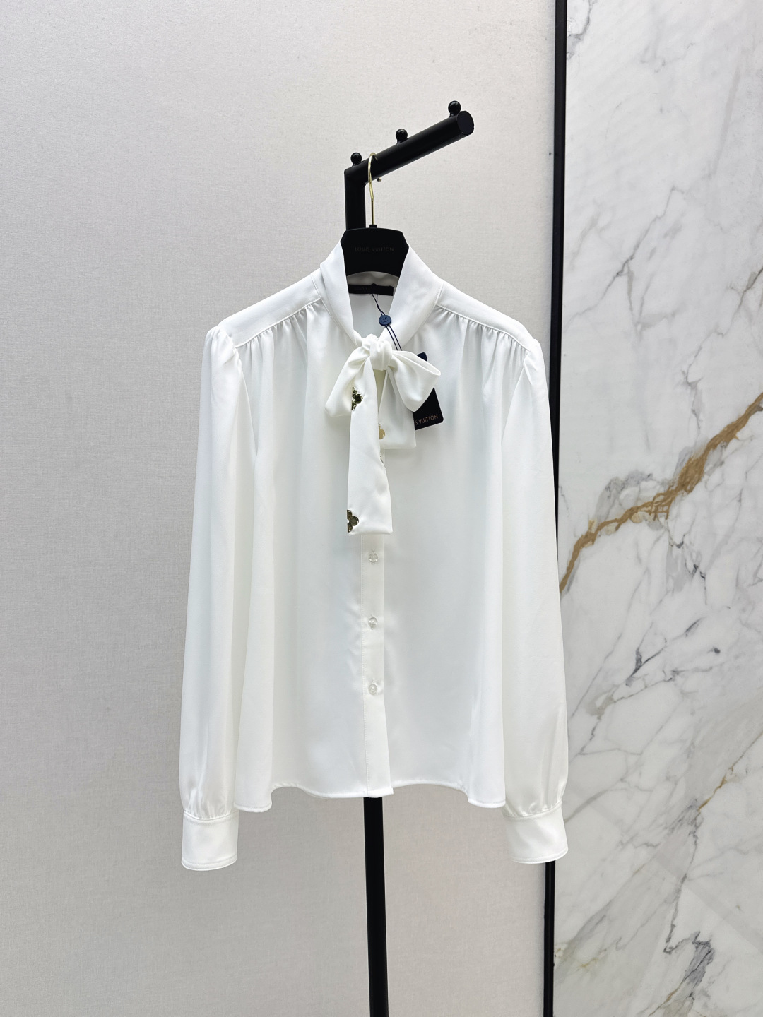 NO:478341,L Home 25Ss———The latest metal decorative streamer shirt in early autumn, elegant and atmospheric, light and flowing, shoulder pleated design, streamers add a sense of fairy, sweet or salty, basic style is not picky, one color is available in stock,, louis vuitton,shirts,alexander wang19860909L家 25Ss———早秋最新款金属装饰飘带衬衫 优雅又大气 轻薄飘逸感 肩部压褶设计 飘带点辍增加了仙气感 可甜可盐 基础版型不挑人 一色现货发售sml,,louis vuitton,shirts,alexander wang,Women's clothing