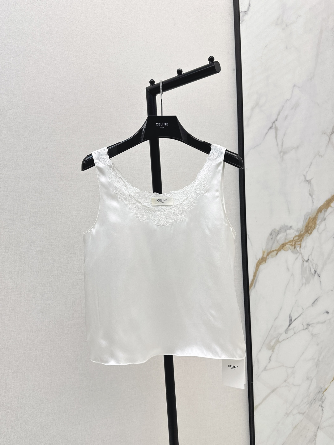 NO:478326,CE 25Ss—————The latest style of early autumn Arc de Triomphe embroidered silk vest 100% silk fabric with comfortable texture and delicate texture. Customized Arc de Triomphe embroidery with lace embroidery on the upper shoulder. The upper body is full of exquisite and intelligent atmosphere. The sleeveless model has a bit of a playful age-reducing feeling. Clean and fashionable and delicate feeling. It looks good when worn alone or layered. One color is available for sale in stock. Real silk, alexander wang19860909CE 25Ss————早秋最新款凯旋门绣花真丝背心百分百真丝面料质感舒适细腻 上肩花边刺绣定制凯旋门绣花 上身充满精致高智感气息 无袖款有点俏皮的减龄感 干干净净的小时髦和小精致感 单穿或叠穿都好看 一色现货发售sml,,real silk,alexander wang,Women's clothing