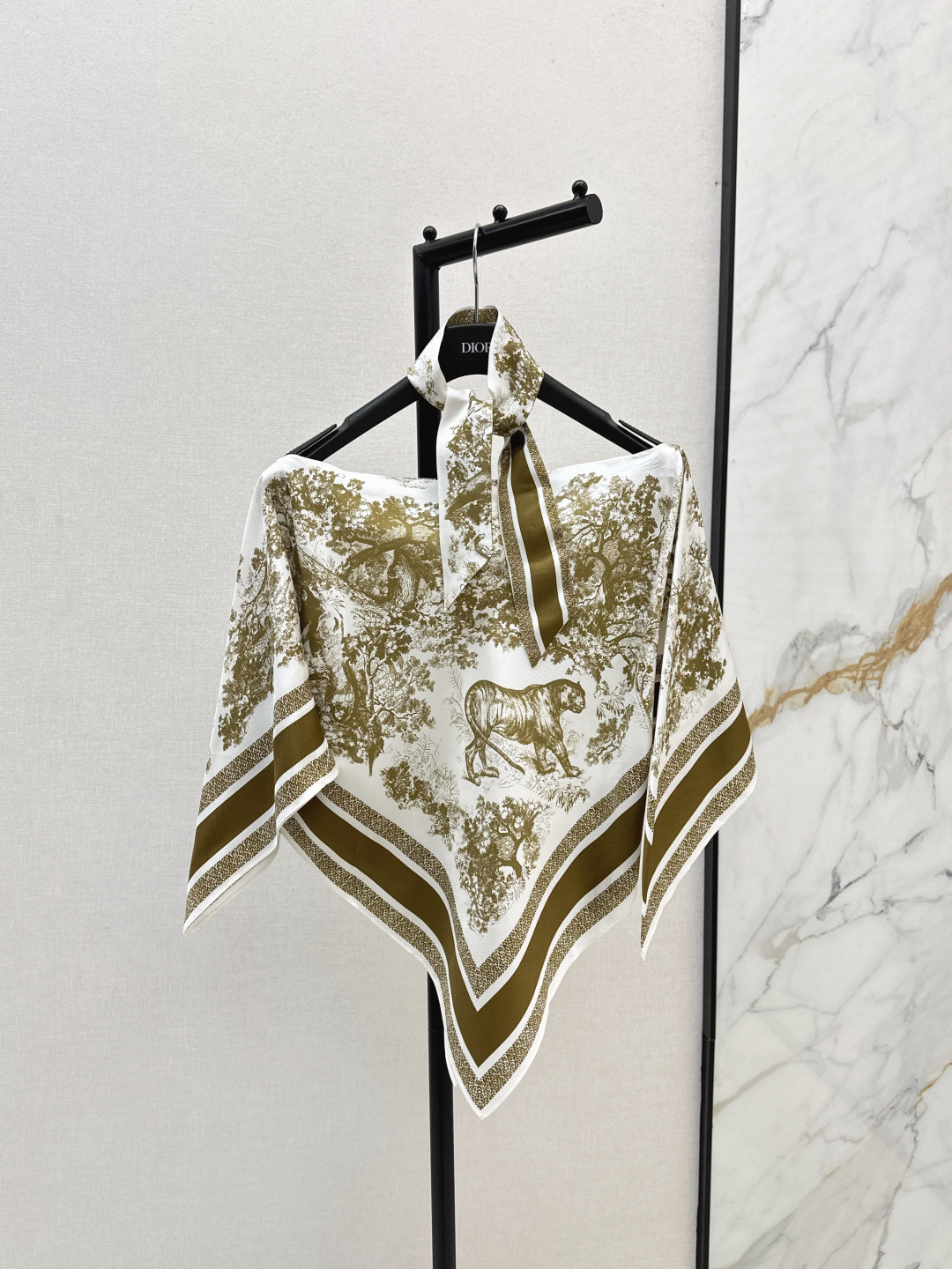 Élégant châle en soie Dior avec motif jungle et foulard assorti