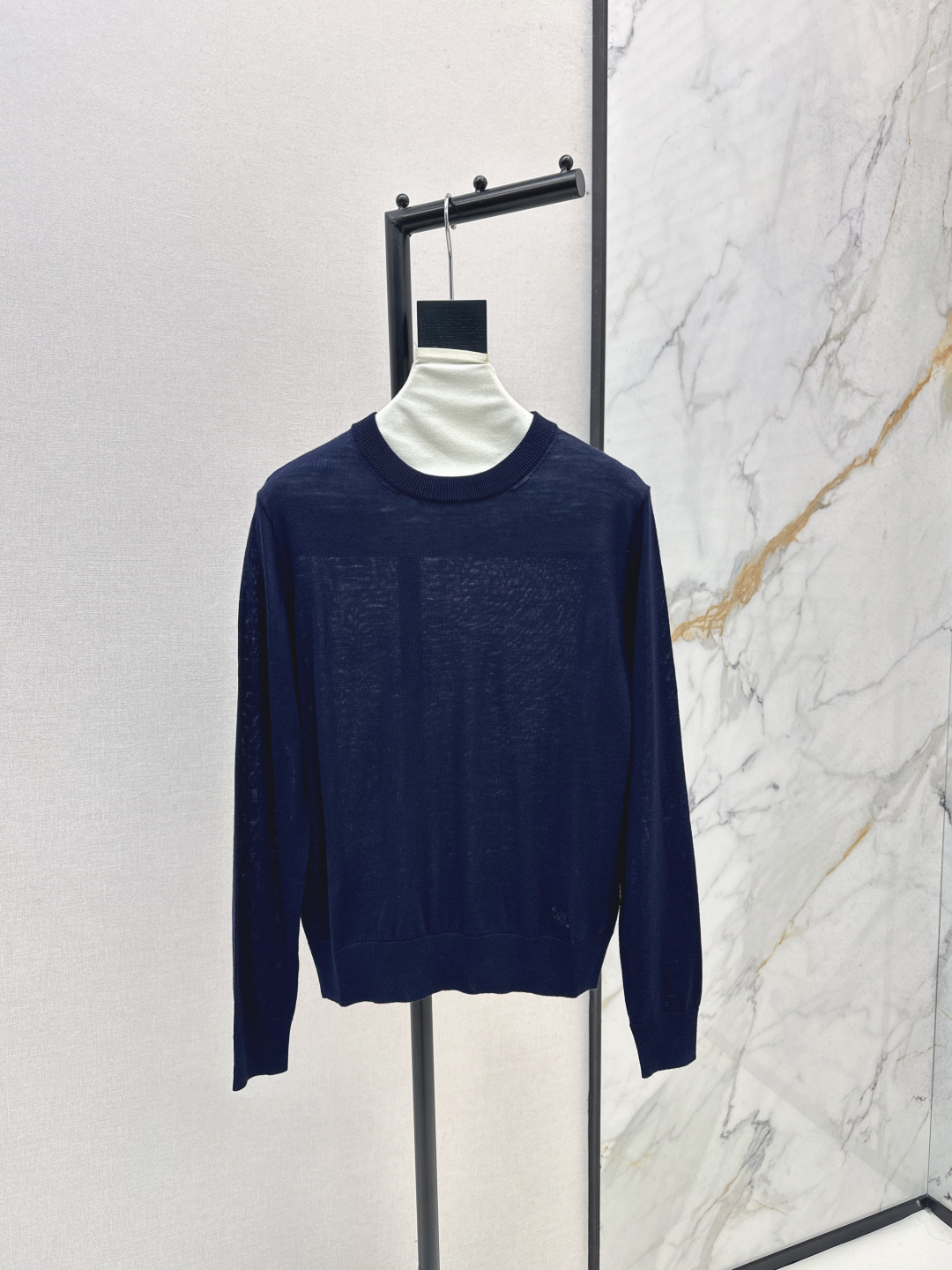 NO:478308,CE 25Ss———The latest classic Arc decorative round neck base shirt + V-neck cardigan in autumn and winter. Customized wool knitted material. Skin-friendly and soft, dense and delicate. Plain sweater style. Iconic Arc de Triomphe embroidery pattern. Eye-catching. Regular layout design. Make the outfit look slim and fashionable. Single layering in autumn and winter are outstanding. SML is available in stock. Sweaters, alexander wang19860909CE 25Ss———秋冬最新款经典凯旋门刺绣装饰圆领打底衫+V领开衫 定制羊毛针织材质 亲肤软糯 密实细腻 素色毛衣版型 标志性凯旋门刺绣图案 吸睛满分 常规版型设计 让穿搭显瘦而时髦 秋冬单穿叠穿都出彩 一色现货发售sml 打,,sweaters,alexander wang,Women's clothing