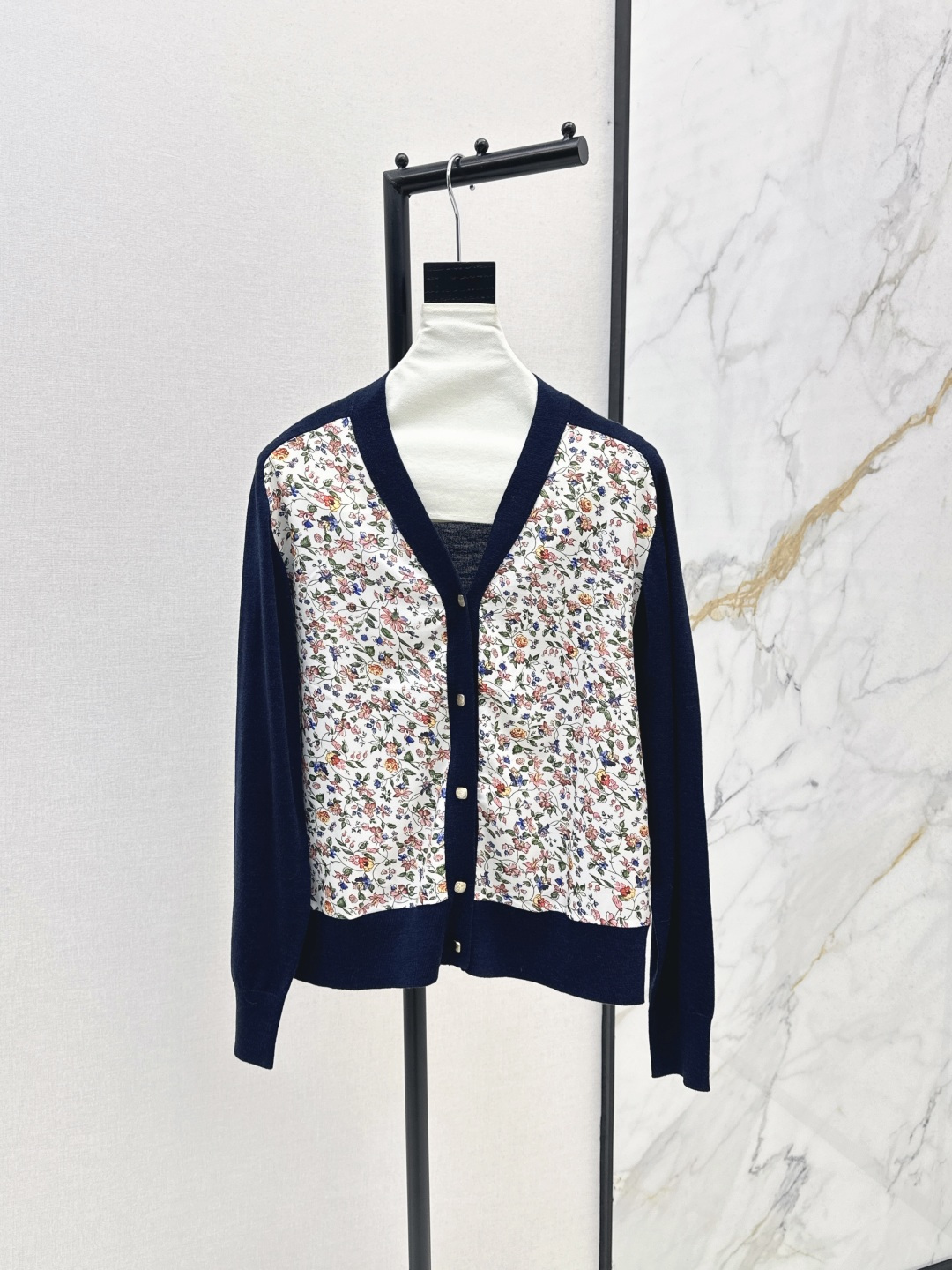 NO:478284,Gao Zhigan's old-fashioned style LP 25Ss————The latest high-end printed splicing V-neck cardigan in early autumn, limited retro pastoral and flowery patterns, elegant and gentle tone, retro metal buckle decoration, charming imported wool yarn texture is super delicate and soft, temperament goddess must be included in one color, one color is available for sale in stock, sml, loro piano, alexander wang19860909高智感老钱风穿搭 LP 25Ss———早秋最新款高级感印花拼接V领开衫七夕限定复古田园繁花精致图案 优雅温柔极致的调调 复古金属扣装饰气质迷人 进口羊毛纱线质感超级细腻柔软 气质女神必入单品 一色现货发售sml,,loro piana,alexander wang,Women's clothing