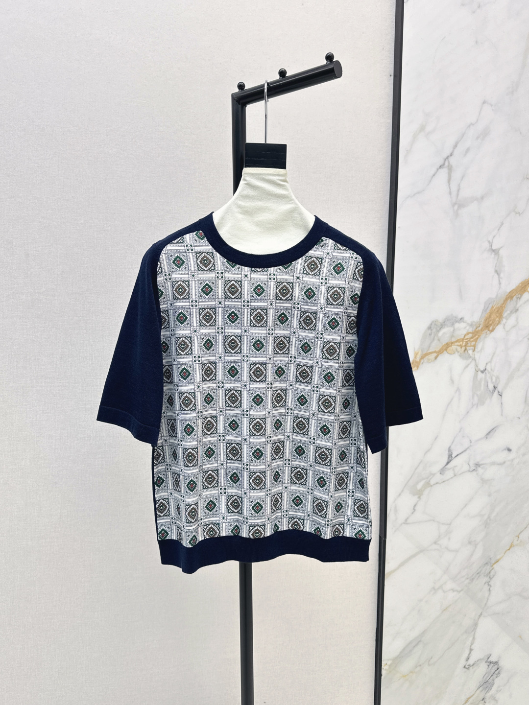 NO:478278,Gao Zhigan Old Qian style outfit LP 25Ss——————The latest high-end high-end printed spliced ​​short-sleeved sweater latest exquisite patterns, elegant and gentle tone, retro metal buckle decoration, charming imported wool yarn texture is super delicate and soft, temperament goddess must be included in one color, one color is available for sale in stock, sml, loro piano, sweaters, T-shirt, alexander wang19860909高智感老钱风穿搭 LP 25Ss————早秋最新款高级感印花拼接短袖毛衣最新精致图案 优雅温柔极致的调调 复古金属扣装饰气质迷人 进口羊毛纱线质感超级细腻柔软 气质女神必入单品 一色现货发售sml,,loro piana,sweaters,T-shirt,alexander wang,Women's clothing