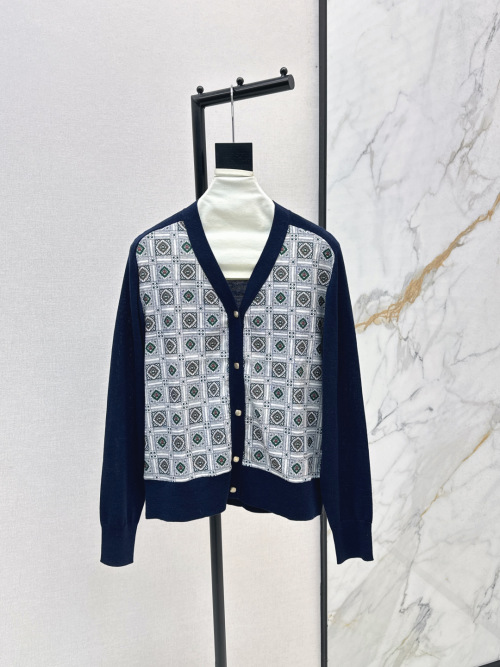 Elegant Women's V-Neck Cardigan with Geometric Print - Soft Wool Blend 2 Elegant Women's V-Neck Cardigan with Geometric Print - Soft Wool Blend