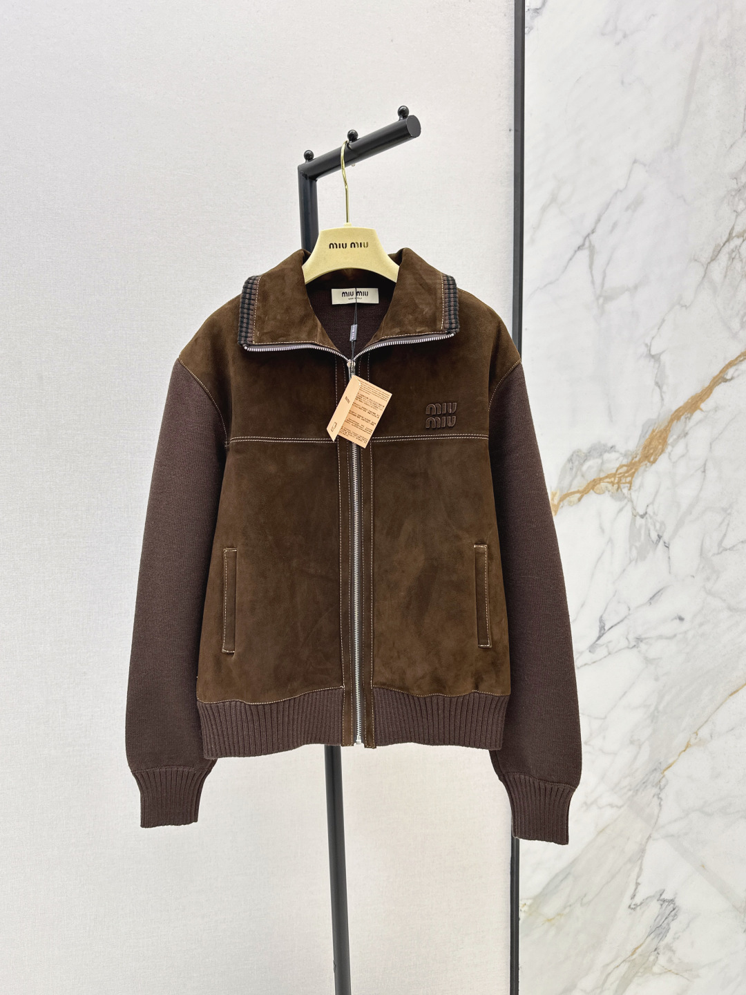 NO:478317,Recommended single model with dust bags Miu 25Ss———The latest Miu deer leather velvet stand-up collar jacket with autumn and winter imported deer leather velvet lambskin splicing thread yarn, heavy craftsmanship and good texture, sweet and cool casual girlish style, H loose fitting cut, versatile upper body, not picky, two colors are available for sale in stock,,miumiu, jackets & coats, jackets & coats, sheepskin, alexander wang19860909配防尘袋爆单款推荐 Miu 25Ss———秋冬最新款缪系鹿皮绒翻立领夹克外套百分百进口鹿皮绒小羊皮拼接螺纹纱线 重磅工艺质感很好 甜酷的休闲少女风 H宽松版型剪裁 上身百搭不挑人 两色现货发售sml,,miumiu,jackets & coats,jackets & coats,sheepskin,alexander wang,Women's clothing