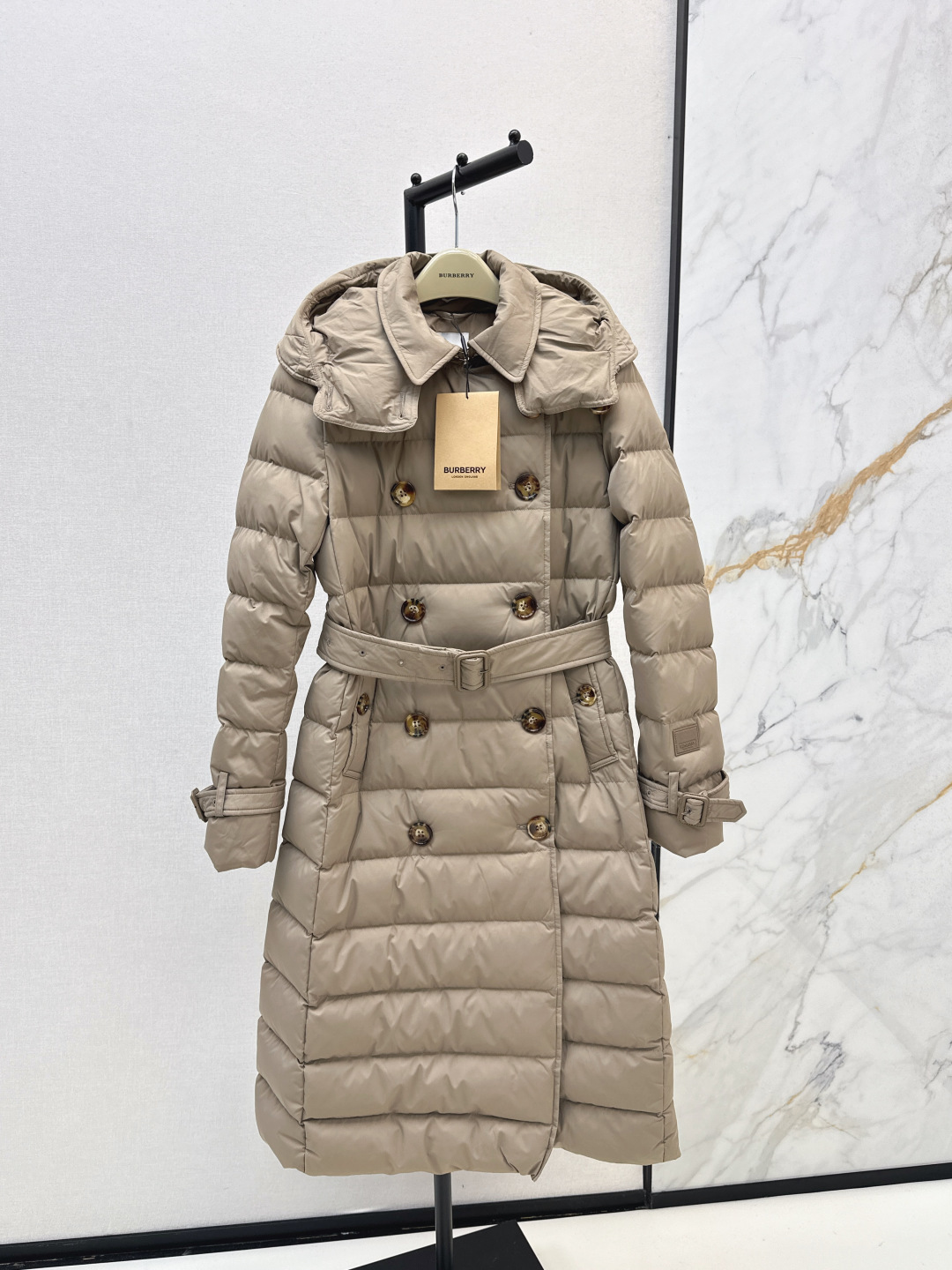 NO:478312,With dust bag Bur 25SS ———— The new classic double-breasted hooded long down jacket in autumn and winter. It is very practical. The classic style that the counter must be popular every year. Easy to hold various combinations. It exudes the British retro style and also shows a strong visual effect. Create a three-dimensional and crisp style. It shows the neat side of the woman. Imported heavyweight 90 white goose down jacket, light, comfortable and warm. The material feel is super good. Recommended. Three-color smlxl,,burberry, jackets & coats,down jacket,hats,alexander wang19860909配防尘袋Bur 25SS ——— 秋冬新款经典双排扣连帽长款羽绒服外套 实穿性很高 专柜每年必火的经典款 轻松hold各种搭配 流露着英伦复古风 同时又展现出强烈的视觉效果 打造立体挺括的版型 穿着尽显女性利落的一面 进口重磅90白鹅绒填充 轻盈舒适又保暖 实物质感超级赞 推荐 三色smlxl,,burberry,jackets & coats,down jacket,hats,alexander wang,Women's clothing