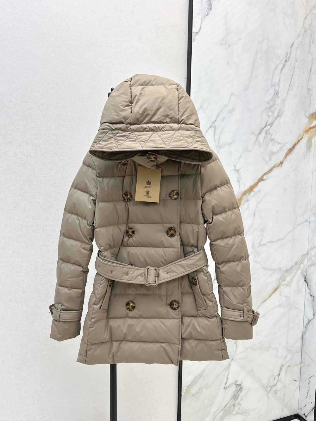 NO:478307,With dust bag Bur 25SS ———— New autumn and winter classic double-breasted hooded down jacket, very practical, classic style that is always popular in the counter every year, easy to hold various combinations, revealing the British retro style and showing strong visual effects, creating a three-dimensional and crisp style, showing the neat side of women, imported heavyweight 90 white goose down filling, light, comfortable and warm, and awesome material. Recommended Three-color smlxl,,burberry, jackets & coats,down jacket,hats,alexander wang19860909配防尘袋Bur 25SS ——— 秋冬新款经典双排扣连帽羽绒服外套 实穿性很高 专柜每年必火的经典款 轻松hold各种搭配 流露着英伦复古风 同时又展现出强烈的视觉效果 打造立体挺括的版型 穿着尽显女性利落的一面 进口重磅90白鹅绒填充 轻盈舒适又保暖 实物质感超级赞 推荐 三色smlxl,,burberry,jackets & coats,down jacket,hats,alexander wang,Women's clothing