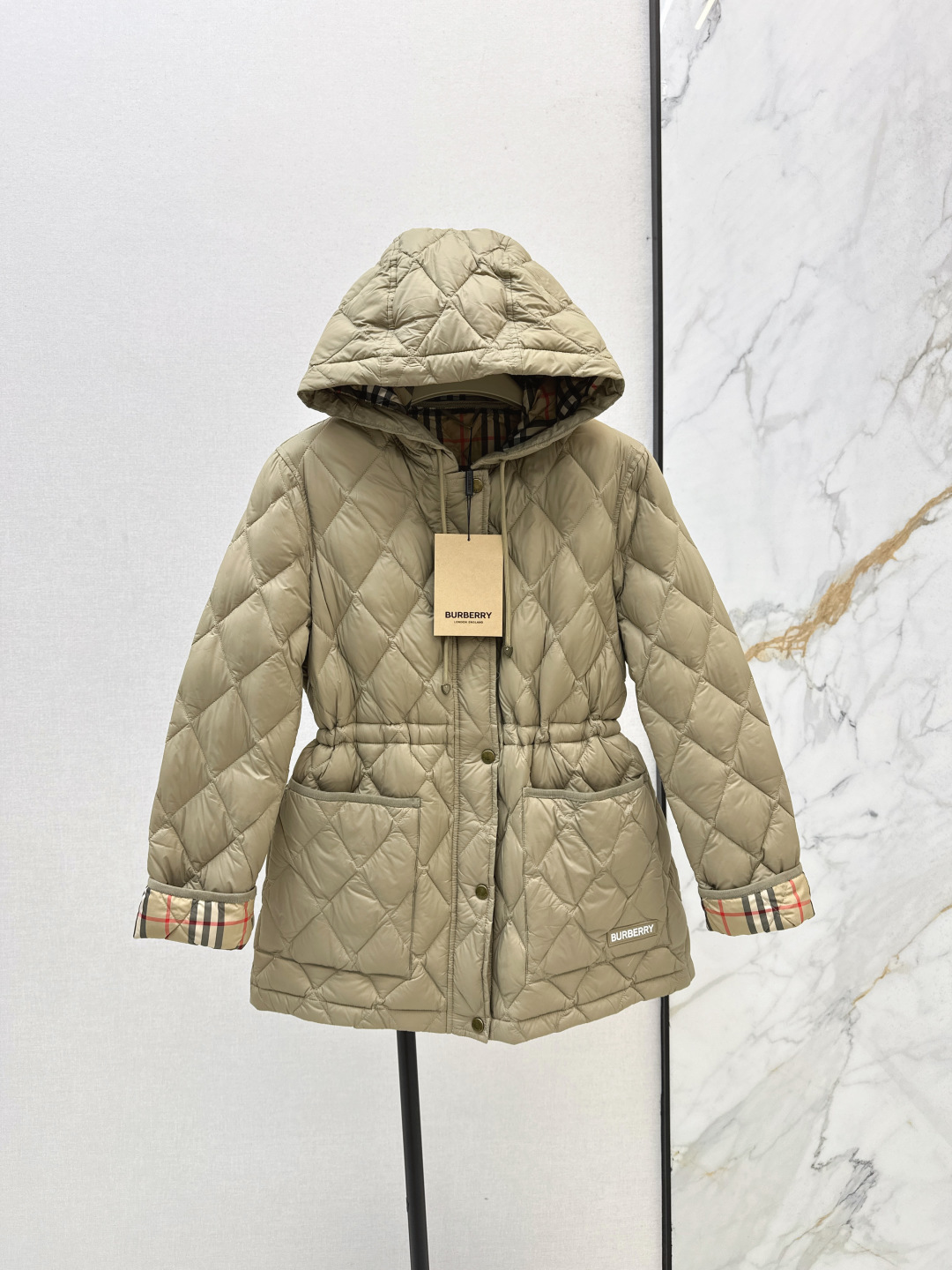 NO:478289,With dust bag Bur 25Ss———The latest diamond quilted hooded mid-length down jacket in autumn and winter, developed customized worsted nylon canvas fabric, large body lining Vintage retro check lining, imported machine creates super fine retro diamond lattice sewing process, thin interior 90 white goose velvet filling, all wiring is in place, the fitting style is especially suitable for daily wear, the large pocket design is practical and fashionable, low-key and recognizable, complete three standards, close your eyes!  Three-color spot sale smlxl, burberry, jackets & coats, down jacket, hats, alexander wang19860909配防尘袋Bur 25Ss———秋冬最新款菱形绗缝连帽中长款羽绒服外套 开发定制精纺尼龙帆布面料 大身内衬Vintage 复古格纹里衬 进口机打造超精细复古菱格衍缝工艺 内部轻薄90白鹅绒填充物 走线全部一条到位 合身版型裁剪特别适合日常穿着 大口袋设计实用又显时髦 低调不失辨识度 三标齐全 闭眼入！三色现货发售smlxl,,burberry,jackets & coats,down jacket,hats,alexander wang,Women's clothing