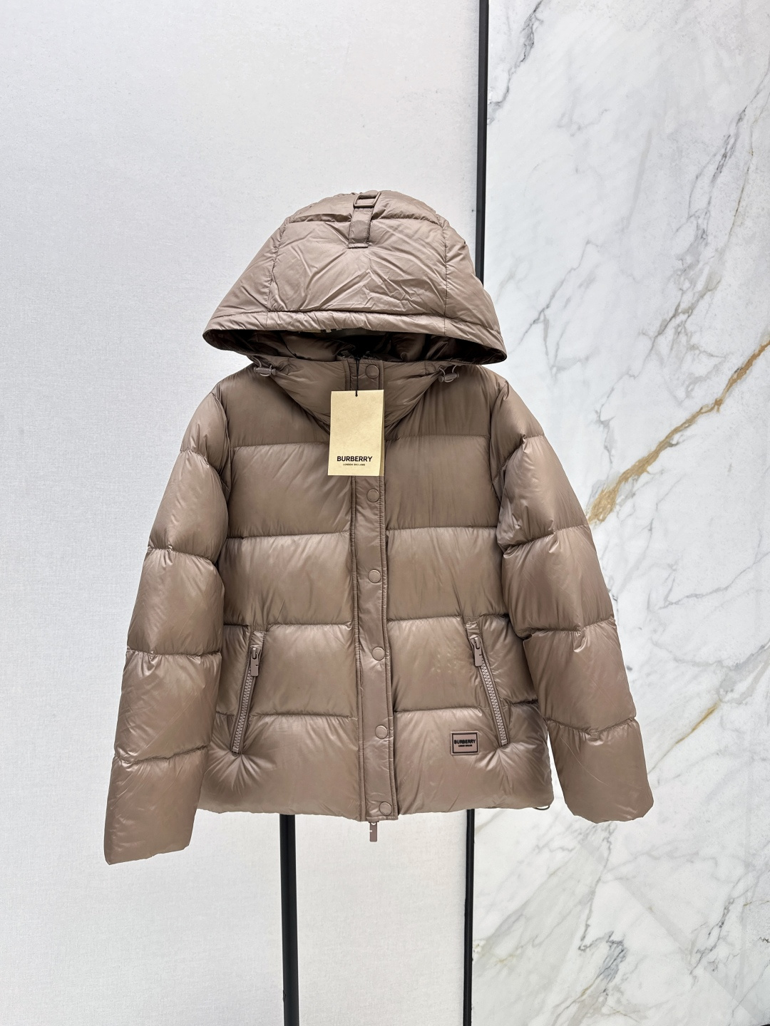 NO:478260,With dust bag Bur 25Ss———The latest hooded bread down jacket in autumn and winter, down bread jacket, regular down jacket, super fashionable, full of appearance rate and actual wear rate, super good looking, national standard 90 white goose down filling, plush checker lid inside the collar, good warmth, classic H-style, easy to concave shape, YB hardware accessories + pocket logo, details are very extra points Recommended Three-color spot sale smlxl,,burberry, jackets & coats,down jacket,hats,alexander wang19860909配防尘袋Bur 25Ss———秋冬最新款连帽面包羽绒服外套羽绒面包服式的常规羽绒服超时髦 出镜率和实穿率满分 超级好看 国标90白鹅绒填充 领子内里毛绒格纹里布做法 保暖度很好 经典H版型 轻松凹造型 YB五金配件+ 口袋logo章仔 细节就很加分 推荐 三色现货发售smlxl,,burberry,jackets & coats,down jacket,hats,alexander wang,Women's clothing