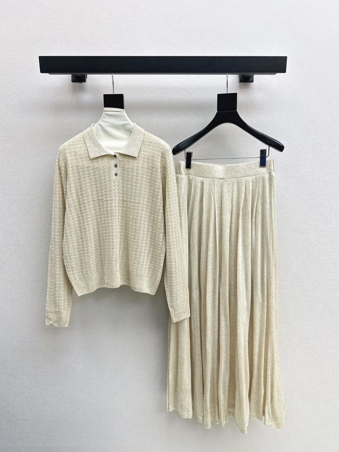 NO:478221,340L 25Ss———The latest high-end plain knitted olo collar long-sleeved top + pleated skirt. The soft and elegant craftsmanship of the wisp craftsmanship is simple and charming. The imported yarn texture is super delicate and soft. The temperament goddess must receive. Sweet and salty casual and versatile items. One set. Two colors are available in stock. Sml, loro piano, skirts, alexander wang.19860909340L 25Ss———早秋最新款高级素色针织olo领长袖上衣 +压褶半裙 缕空工艺温柔极致优雅的调调 简约风气质迷人 进口纱线质感超级细腻柔软 气质女神必收款 可甜可盐休闲百搭单品 一套出 两色现货发售sml,,loro piana,skirts,alexander wang,Women's clothing