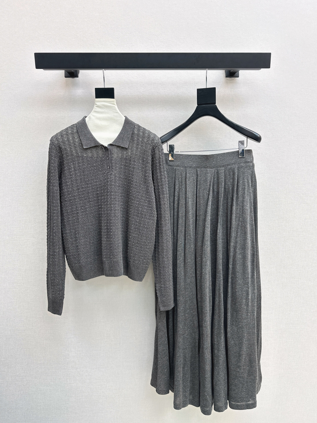 NO:478213,340L 25Ss———The latest high-end plain knitted olo collar long-sleeved top + pleated skirt. The soft and elegant craftsmanship of the wisp craftsmanship is simple and charming. The imported yarn texture is super delicate and soft. The temperament goddess must receive. Sweet and salty casual and versatile items. One set. Two colors are available in stock. Sml, loro piano, skirts, alexander wang.19860909340L 25Ss———早秋最新款高级素色针织olo领长袖上衣 +压褶半裙 缕空工艺温柔极致优雅的调调 简约风气质迷人 进口纱线质感超级细腻柔软 气质女神必收款 可甜可盐休闲百搭单品 一套出 两色现货发售sml,,loro piana,skirts,alexander wang,Women's clothing