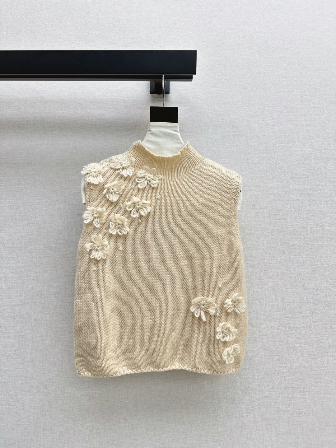 NO:478205,Gentle daily necessities C home 25Ss———The latest style of gentle girls must have three-dimensional flower decorative sleeveless sweater for autumn and winter. It’s so easy to match. It’s very gentle and retro style. The fabric span is very large and can be worn to create different flavors for girls and mature women. Highly recommended~~ Two colors are available for sale in stock. SML, Chanel, Alexander wang19860909温柔日常必备内搭 C家 25Ss————秋冬最新款温柔女孩必备立体花朵装饰无袖针织衫 太好搭啦很日常的温柔复古风 面料跨度很大少女熟女都可穿出不同味道 强烈推荐哦～～ 两色色现货发售sml,,chanel,alexander wang,Women's clothing